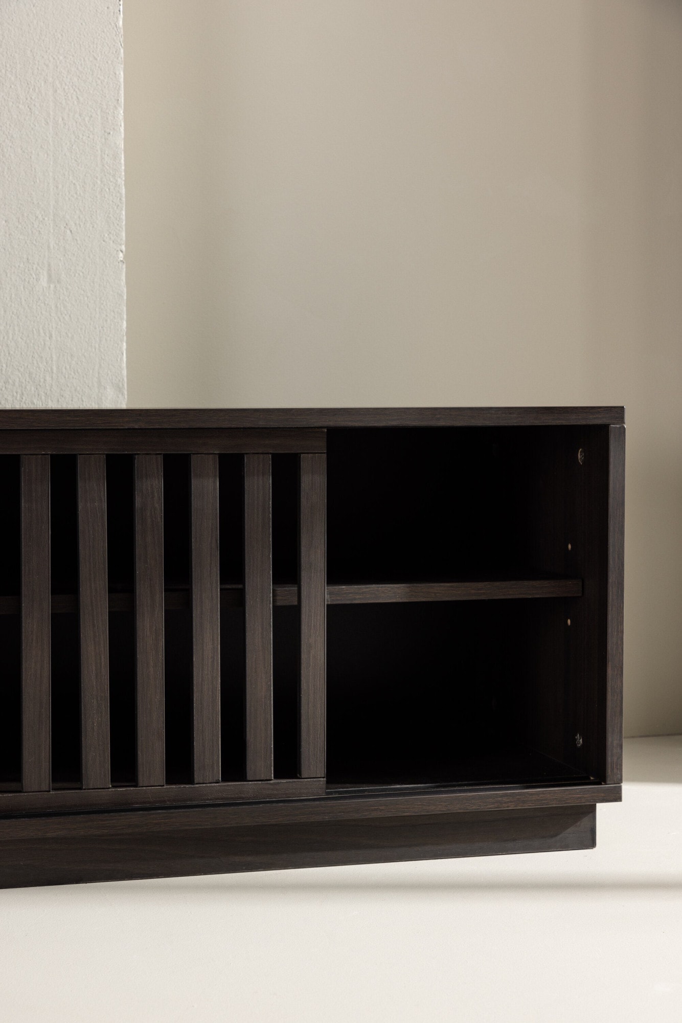 Venture Home TV-Bank »Lugo, TV-Bank, Skandinavisch, Breite 180 cm« TV-Möbel, Lackierung, dunkel, wohnlich, stilvoll, einladend