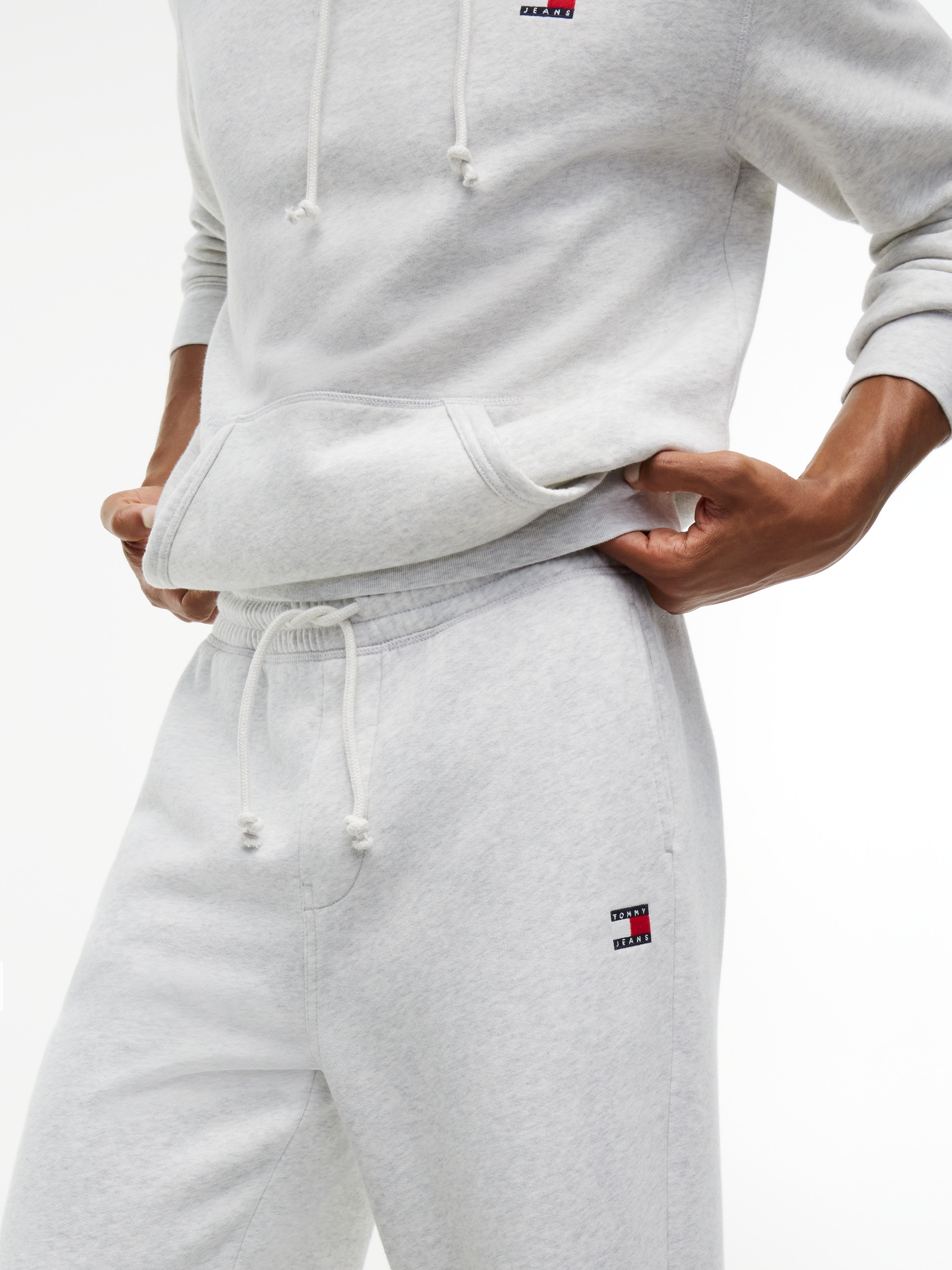 Tommy Jeans Jogginghose »TJM REGULAR FIT BADGE SWEATPANT«  aus Fleece mit Tunnelzug und Badge