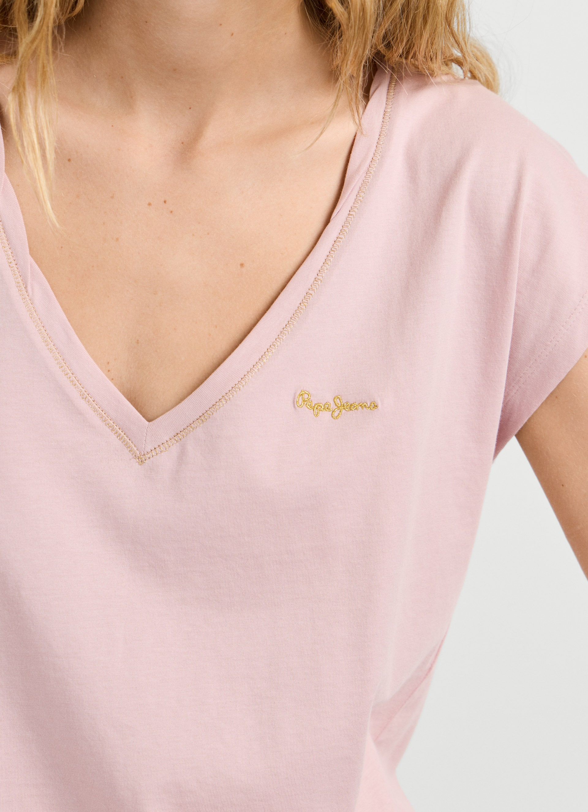 Pepe Jeans T-Shirt »CLOE« mit V-Ausschnitt, Logostickerei