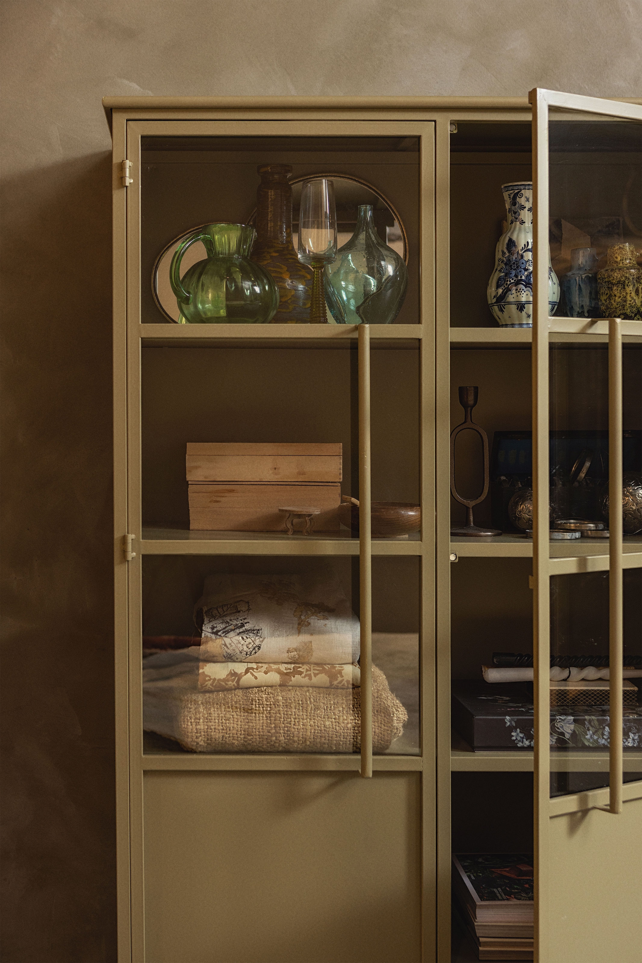 WOOOD Vitrine »WOOOD EXHIBIT VITRINE SCHRANK METALL KHAKI« Ausstellungsvitrine Exhibit, mattes Schwarzmetall, 4 stabile Regale