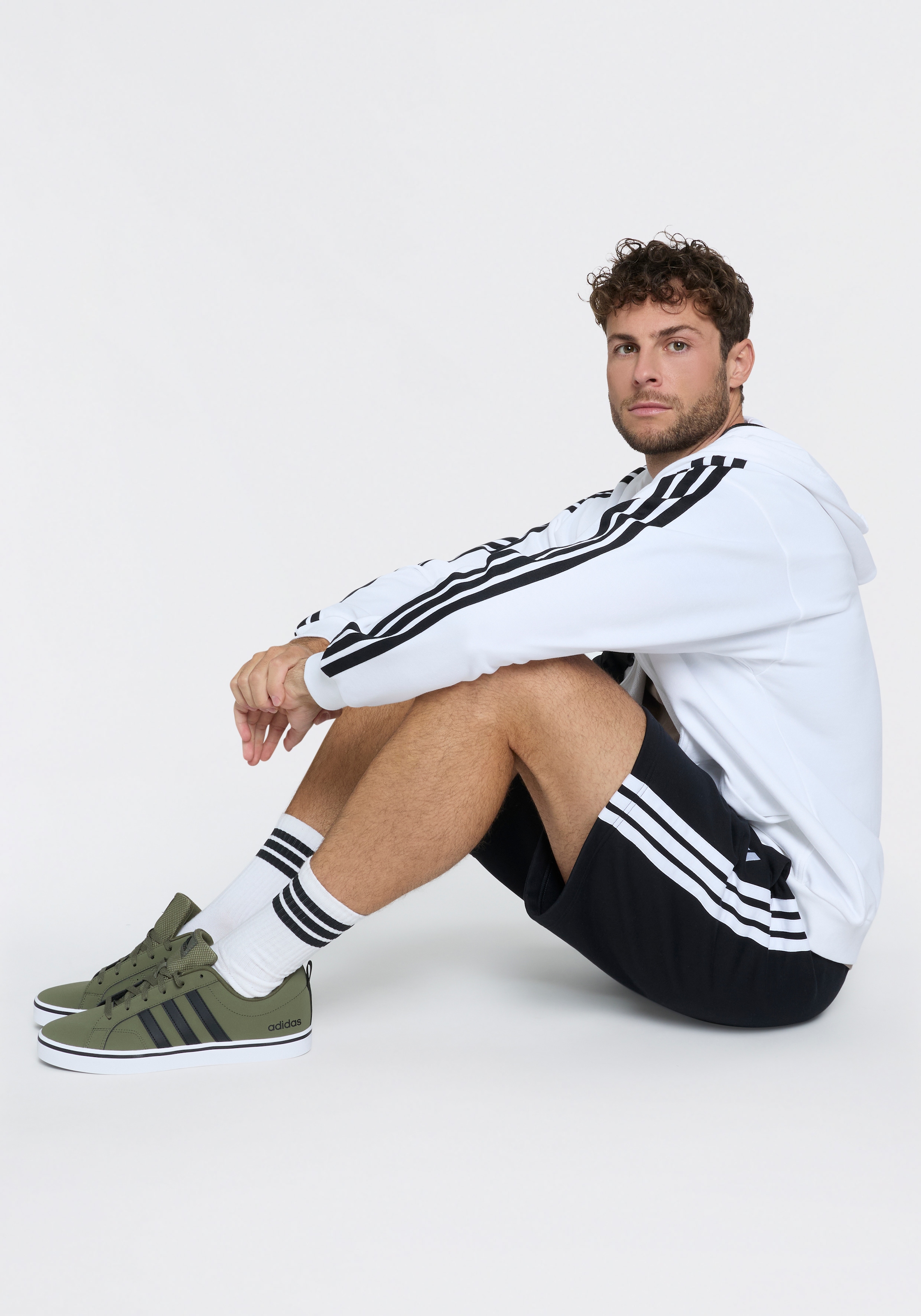 adidas Sportswear Shorts »ESSENTIALS 3-STREIFEN FLEECE«  sportliche Shorts, für aktive Freizeit, aus Baumwolle und Polyester
