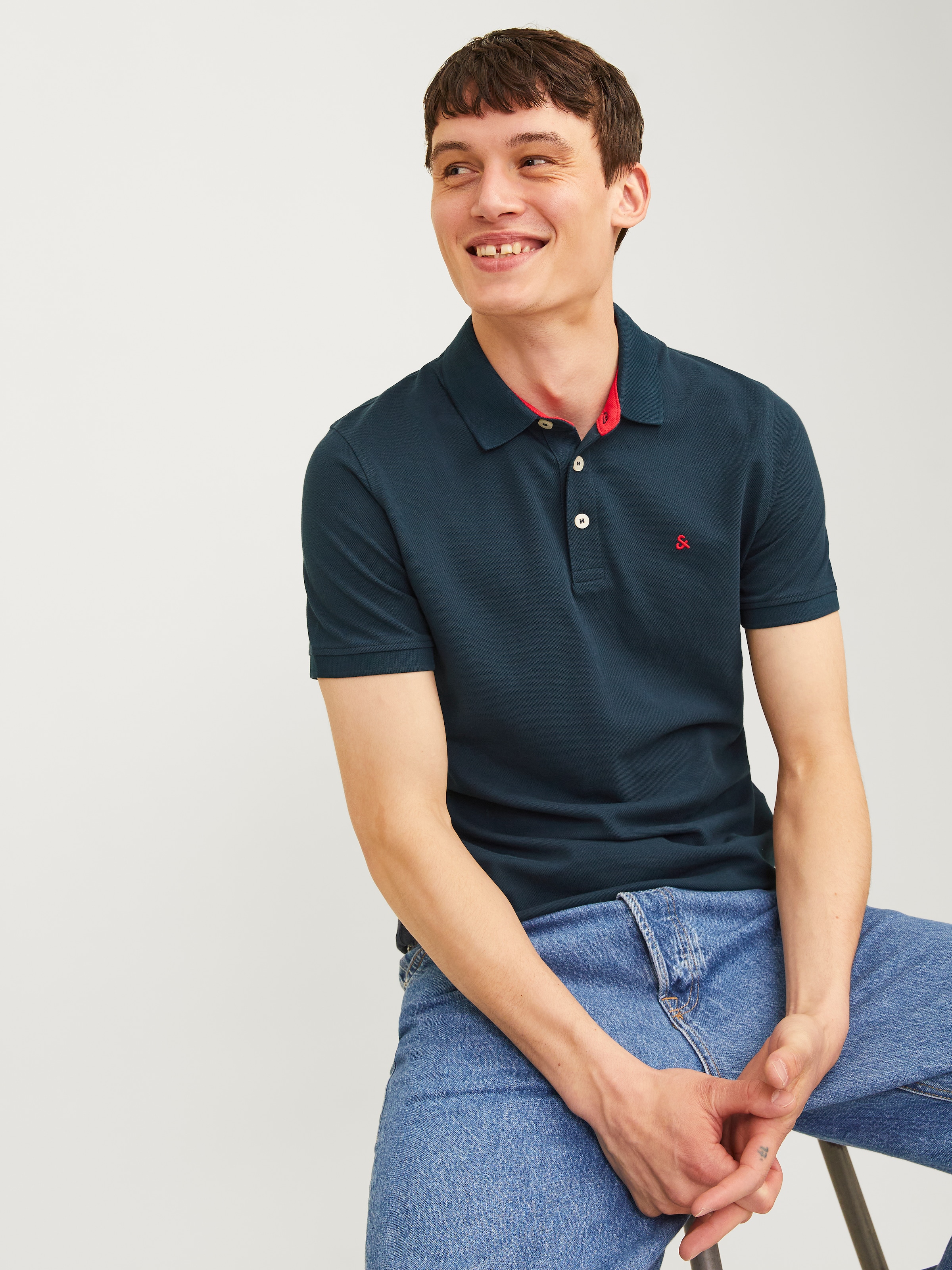 Jack & Jones Poloshirt »JJEPAULOS  Poloshirt mit klassischem Kragen und figurbetonter Form« Logostickerei, modisch, schmal, Baumwolle, Polokragen