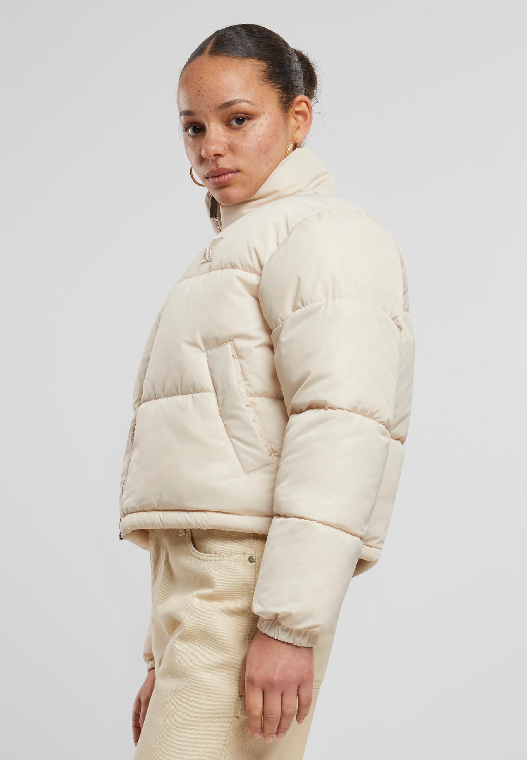 Karl Kani Winterjacke »Karl Kani Karl Kani OG AOP Crop Puffer Jacket«, (1 St.), ohne Kapuze