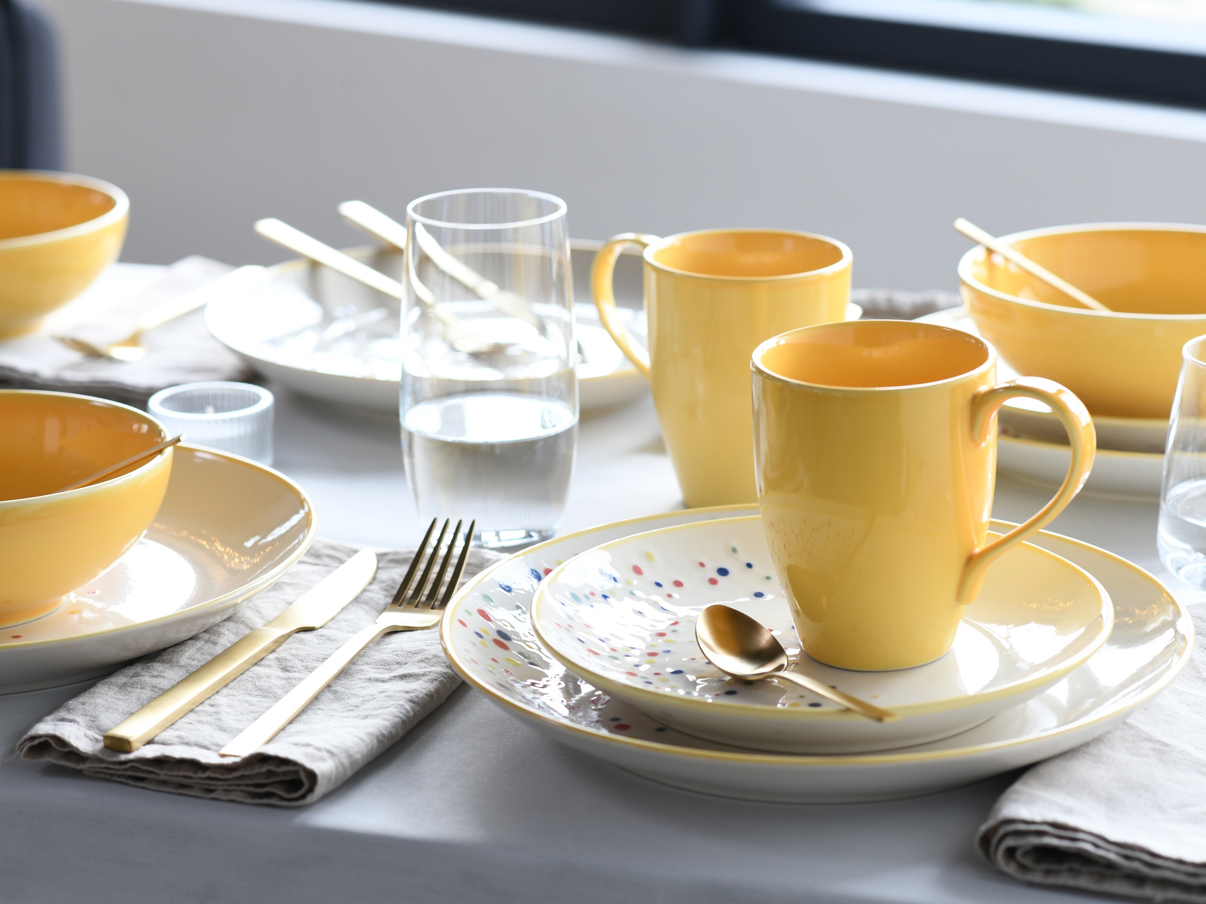 CreaTable Kombiservice »Joy, Kombi-Service 16-tlg.«, (Set, 16 tlg.), Unregelmäßige bunte Punkte, Gute Laune Geschirr, Frisch, Freundlich
