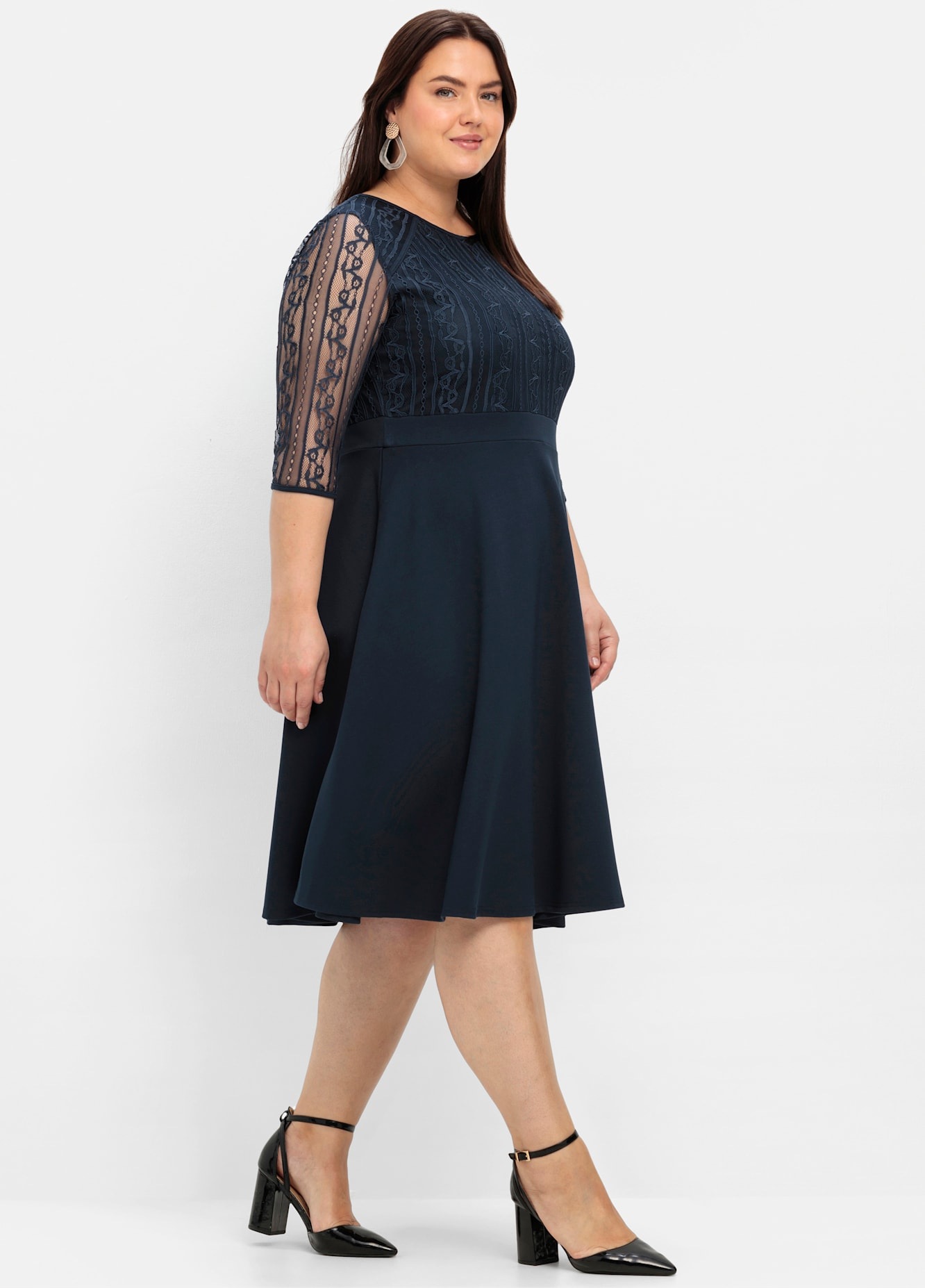 Cocktailkleid SHEEGO "Abendkleid", Damen, Gr. 42, Normalgrößen, blau (nachtblau), 60% Viskose, 35% Polyimid, 5% Elasthan, Spitze:100% Polyimid, unifarben, knielang, Rundhals, Kleider 3