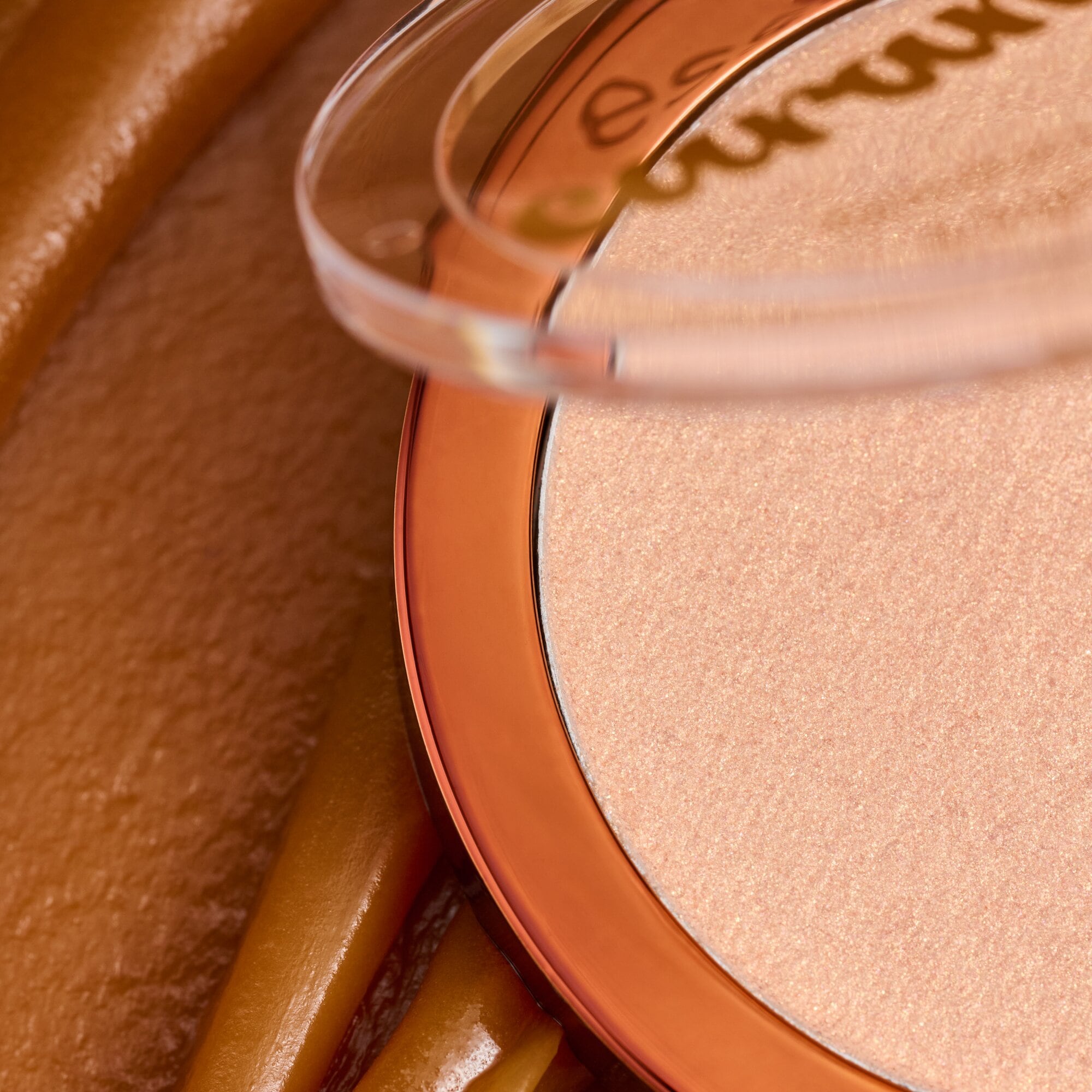 Essence Highlighter »CARAMELTED BOUNCY«
