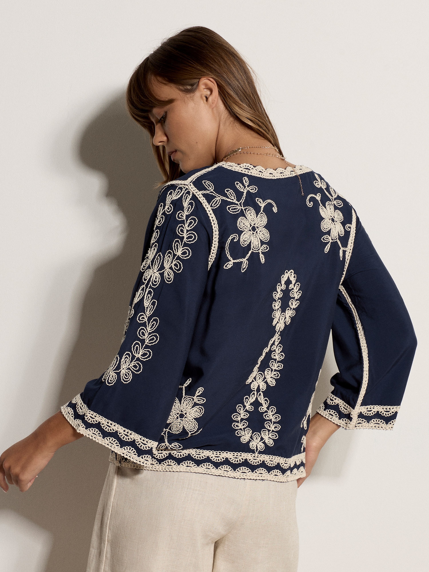 Apricot Klassische Bluse »Top mit bestickten Glockenärmeln« Stickerei