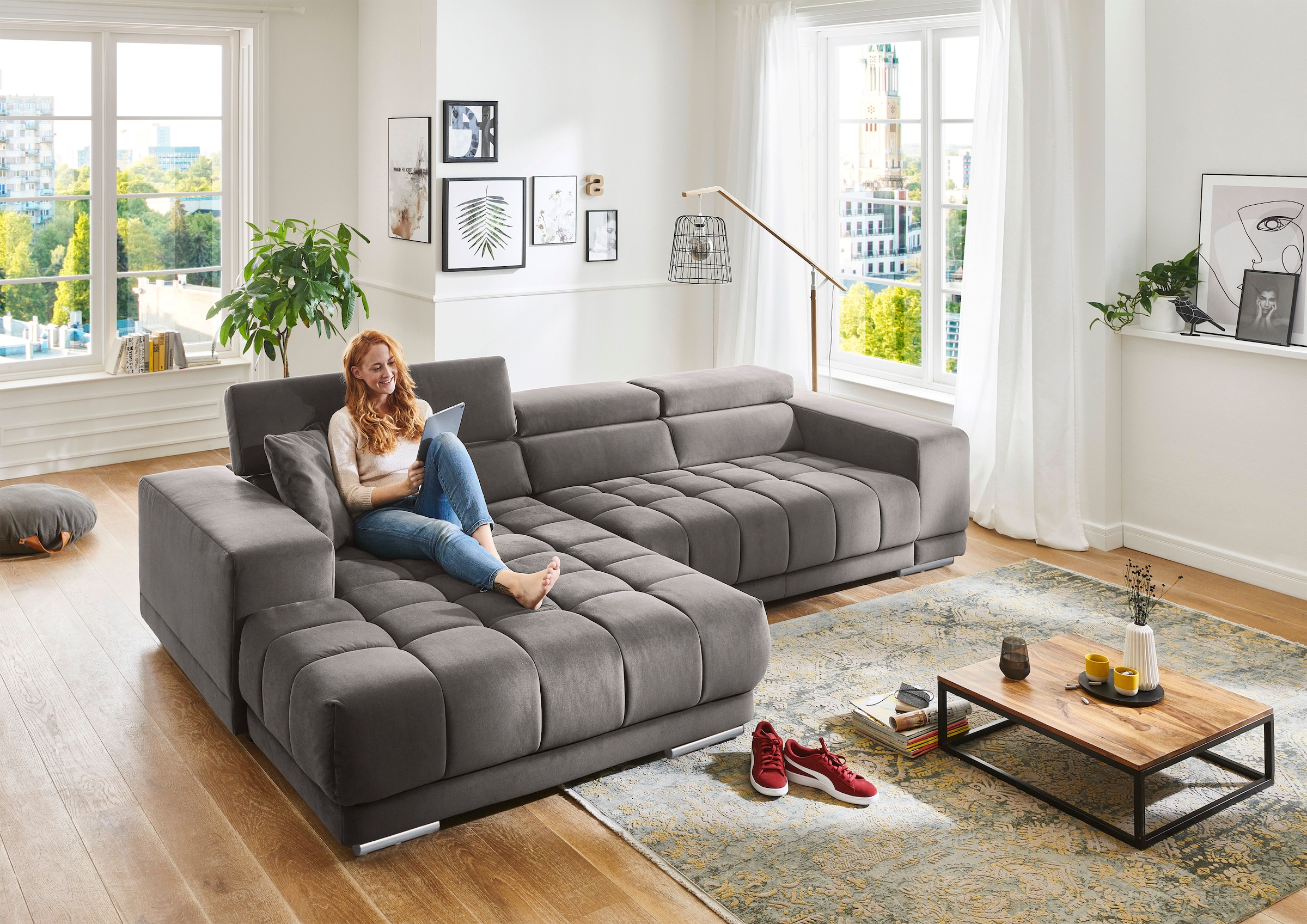 Die PlanBar Ecksofa "MP-IN15053 L-Form extra breiter Schenkel" wahlweise mit Kopfteilverstellung und manueller Vorziehbank