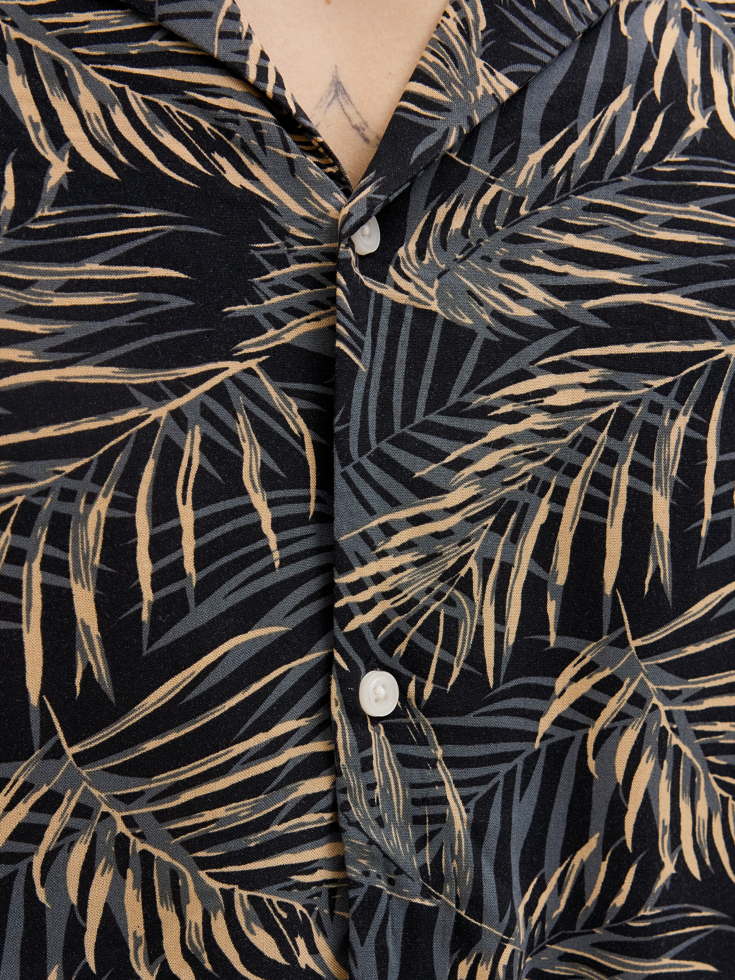 Jack & Jones Kurzarmhemd »JJEJEFF TROPICAL AOP RESORT SHIRT SS SN«, mit All-Over Print