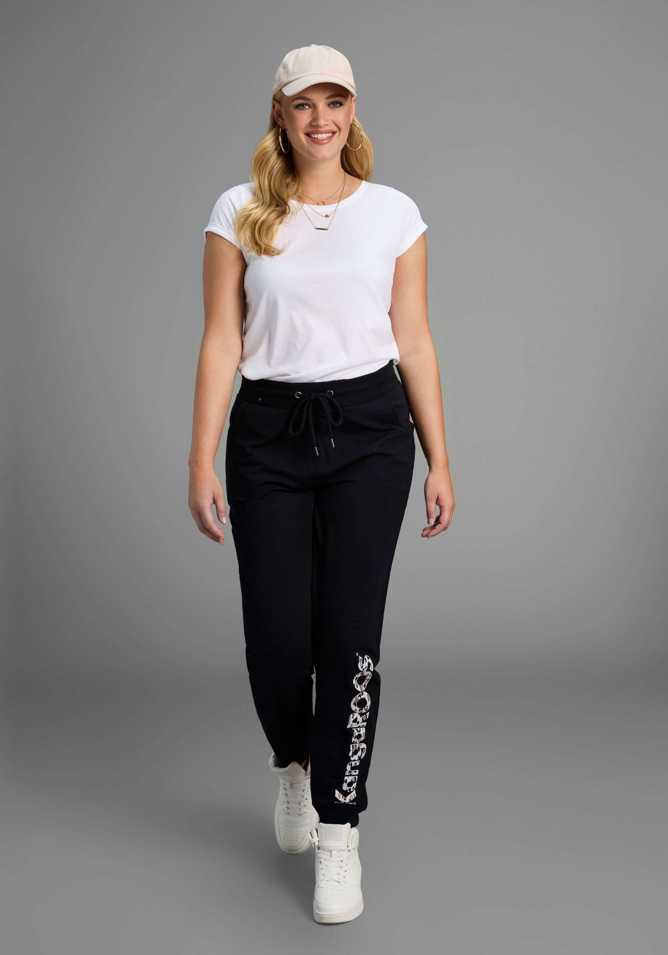 KangaROOS Jogginghose, mit Logodruck am Saum