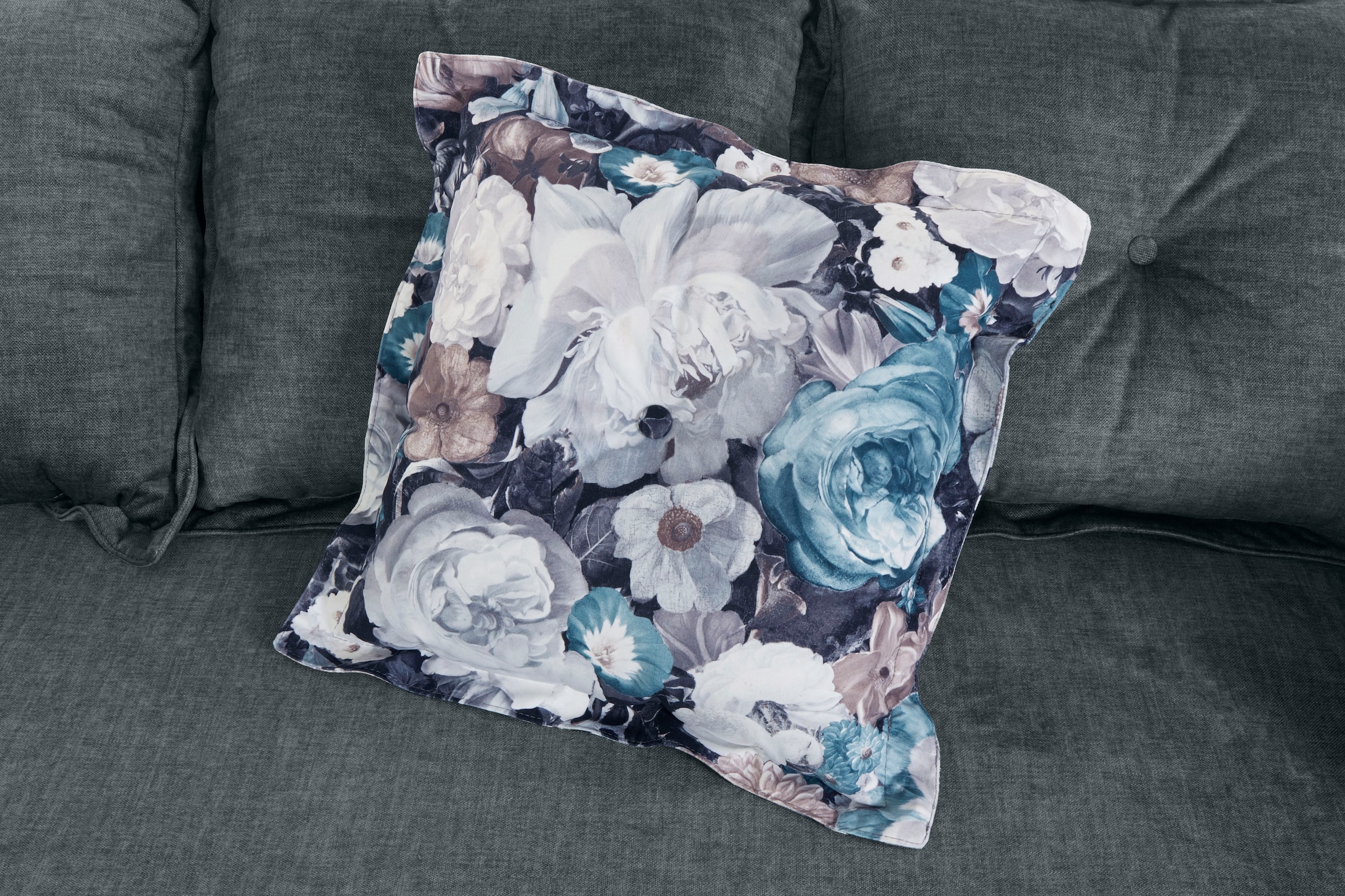 Home affaire 2,5-Sitzer »Baggio, Breite 196 cm, modern romantisches Design« Zierkissen inklusive, Komfortsitzhöhe 45 cm, schwarze Metallfüße