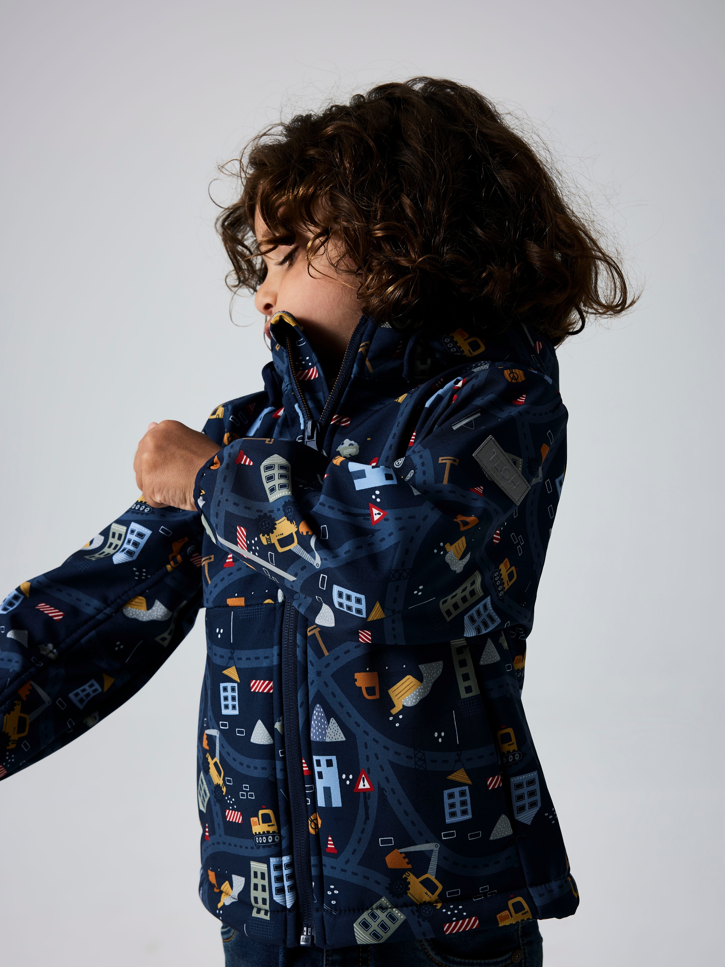 Name It Softshelljacke »NMMMALTA05 SOFTSHELL JACKET AOP FO« mit Kapuze Materialmix, wasserdicht, winddicht, atmungsaktiv