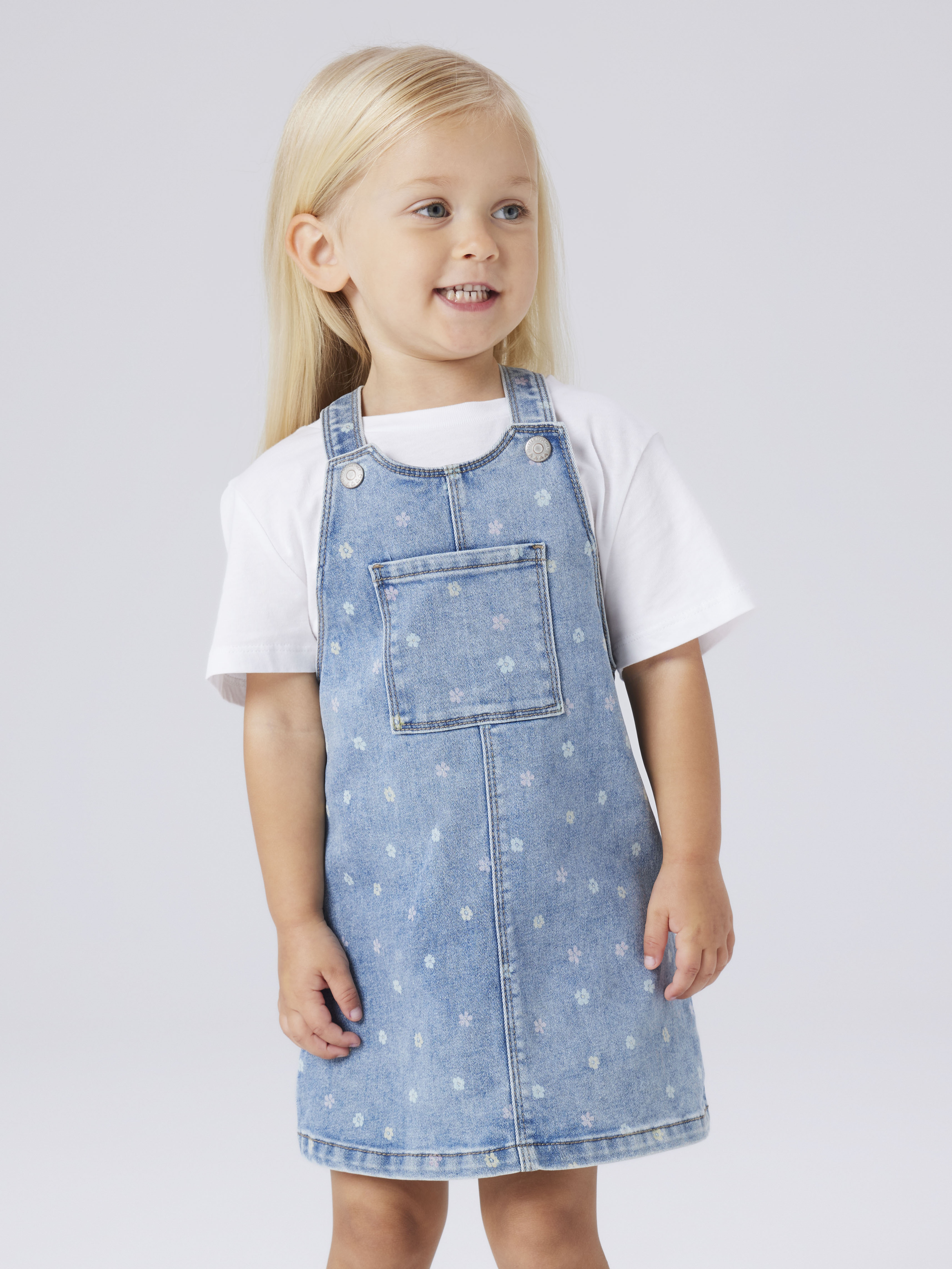 Name It Jeanskleid "Nmfrosa Short Dnm Bibskirt 3555-On F" Brusttasche Denim Baumwollmischung, Zarter Allover Print