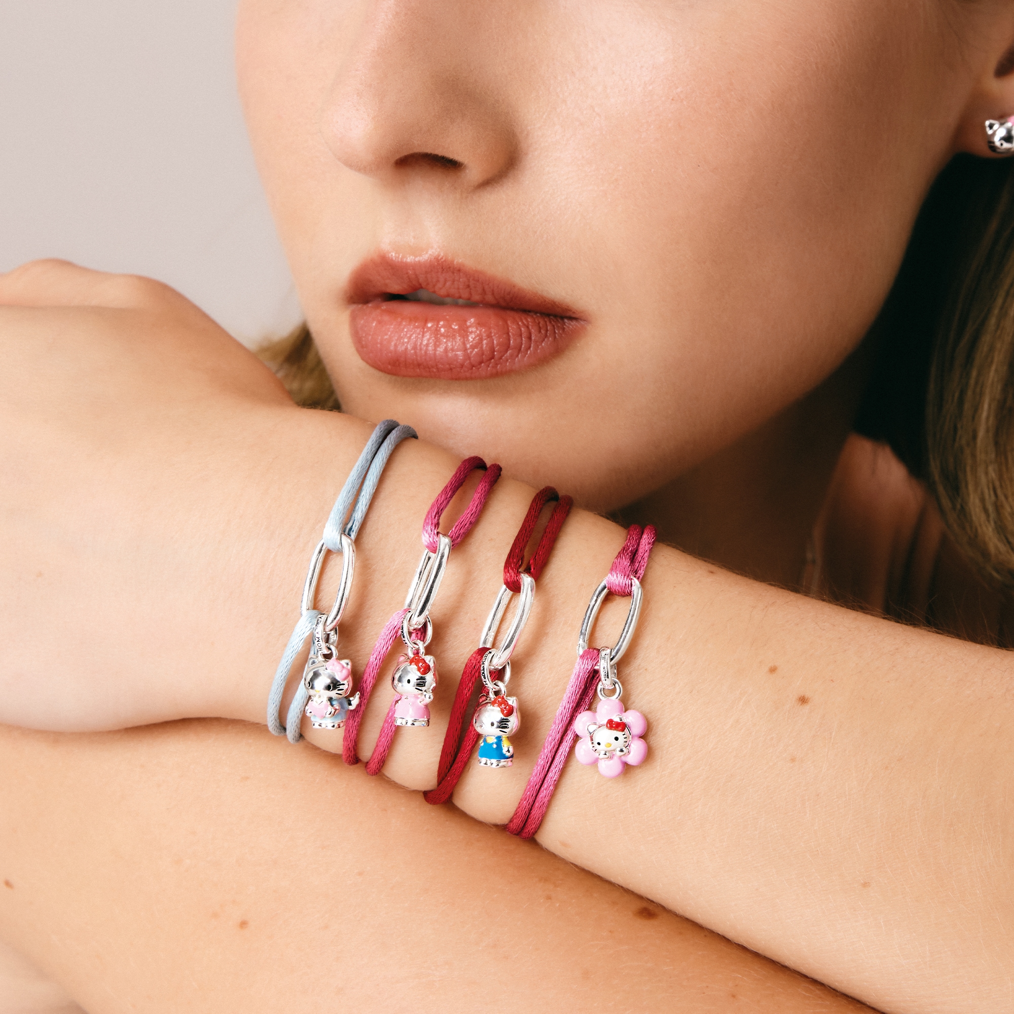 THOMAS SABO Armband »THOMAS SABO ♡ Hello Kitty Textilarmband Engel-Design« Emaille