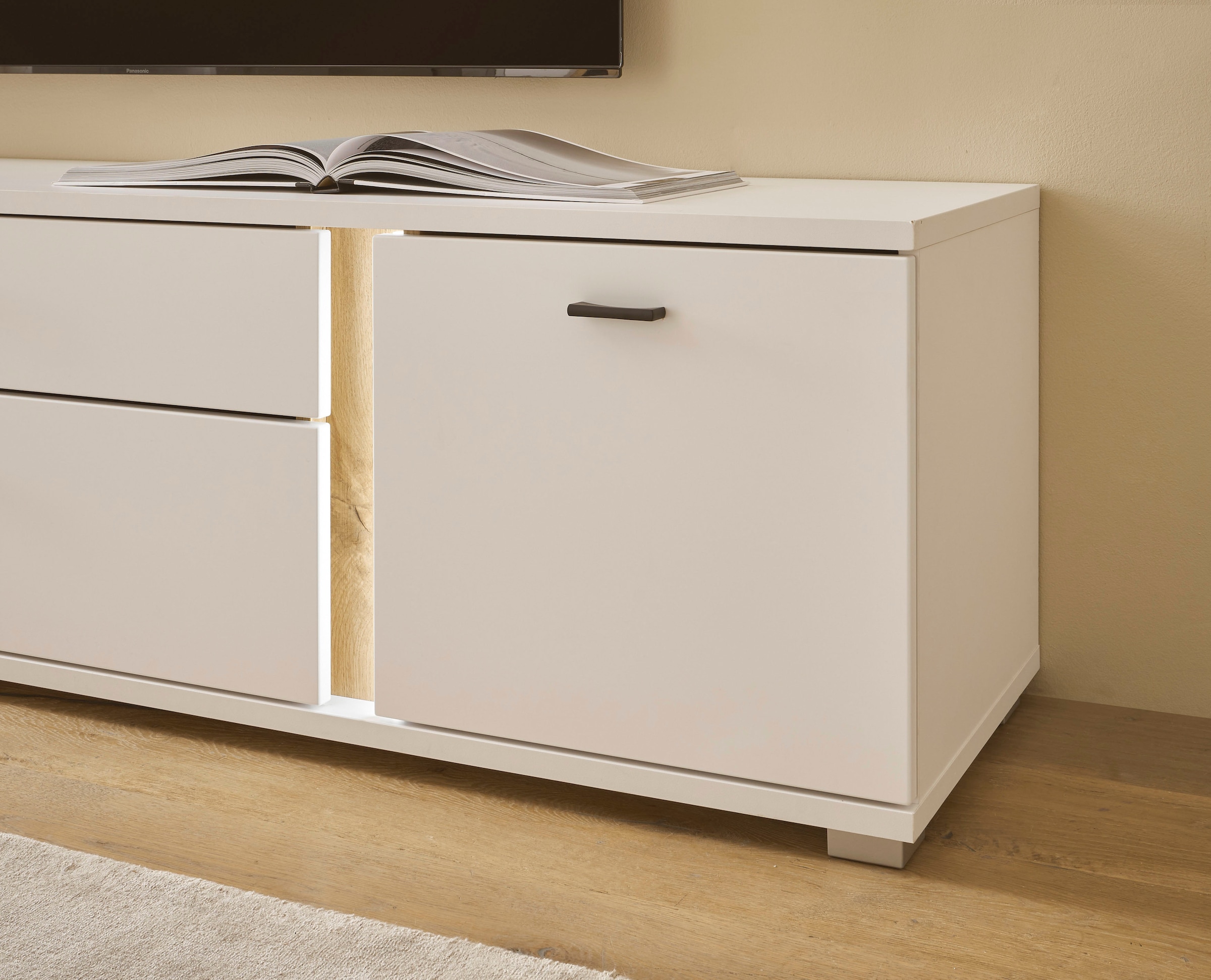 INOSIGN Lowboard »LONG ISLAND«, (1 St.), in moderner Trendfarbe,inklusive senkrechter Beleuchtung,Breite 200 cm