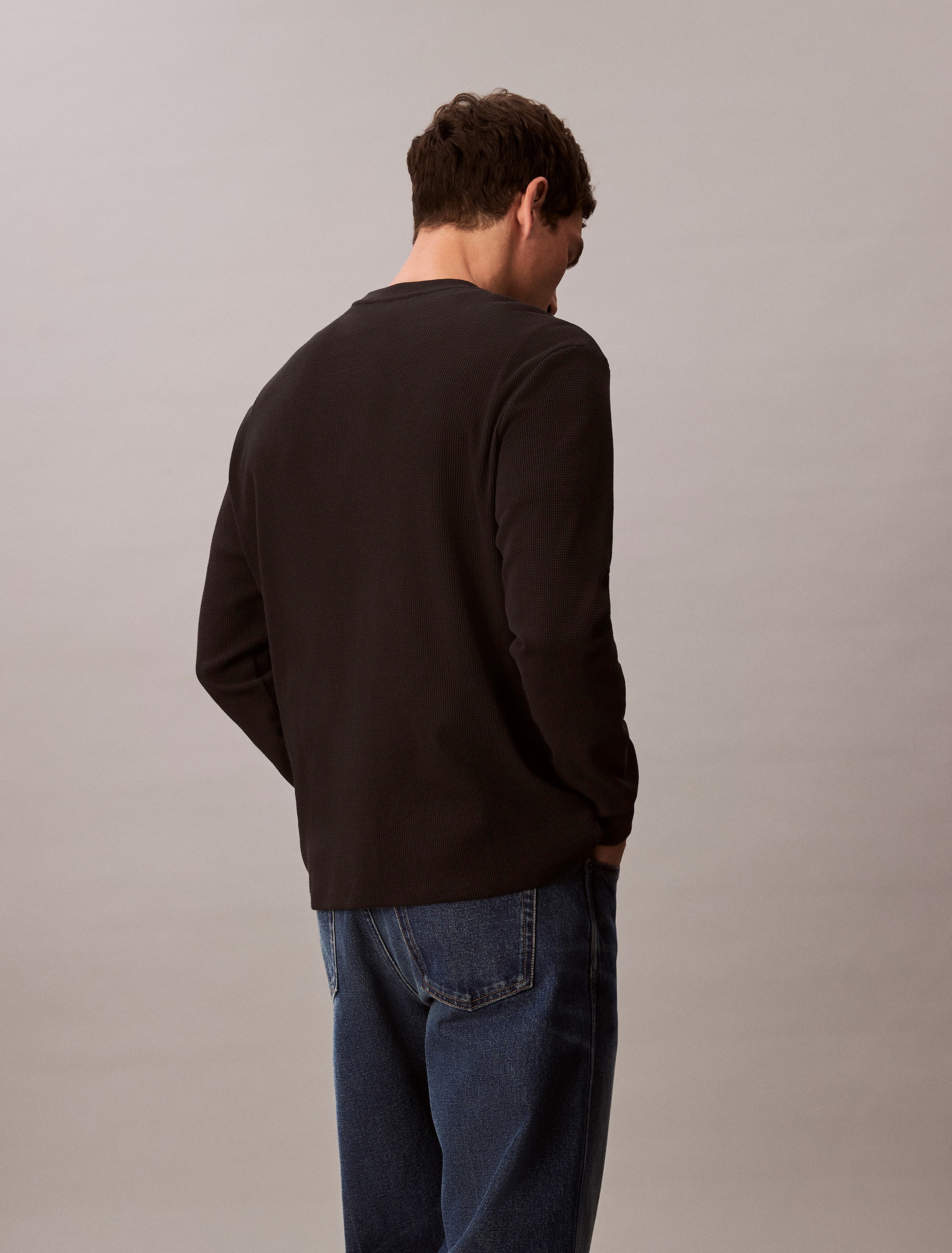 Calvin Klein Jeans Langarmshirt »LS WAFFLE BADGE CREWNK TEE«, Mit Rundhalsausschnitt