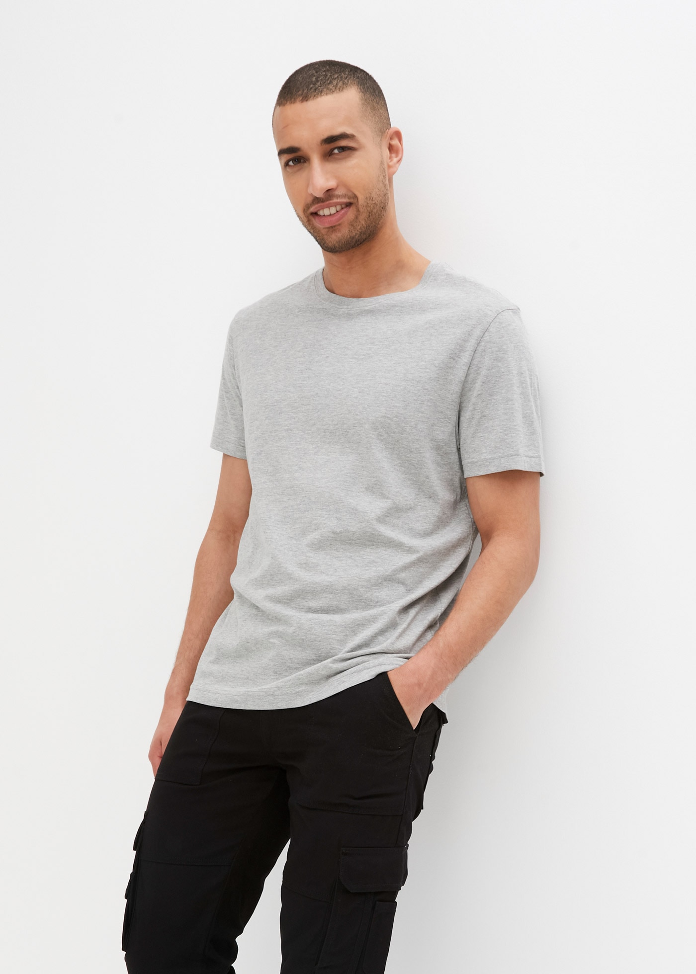 bonprix T-Shirt »T-Shirt (3er Pack)« Packung, 3 Stk. bequemer Regular Fit, Rundhalsausschnitt, leichte Stoffqualität
