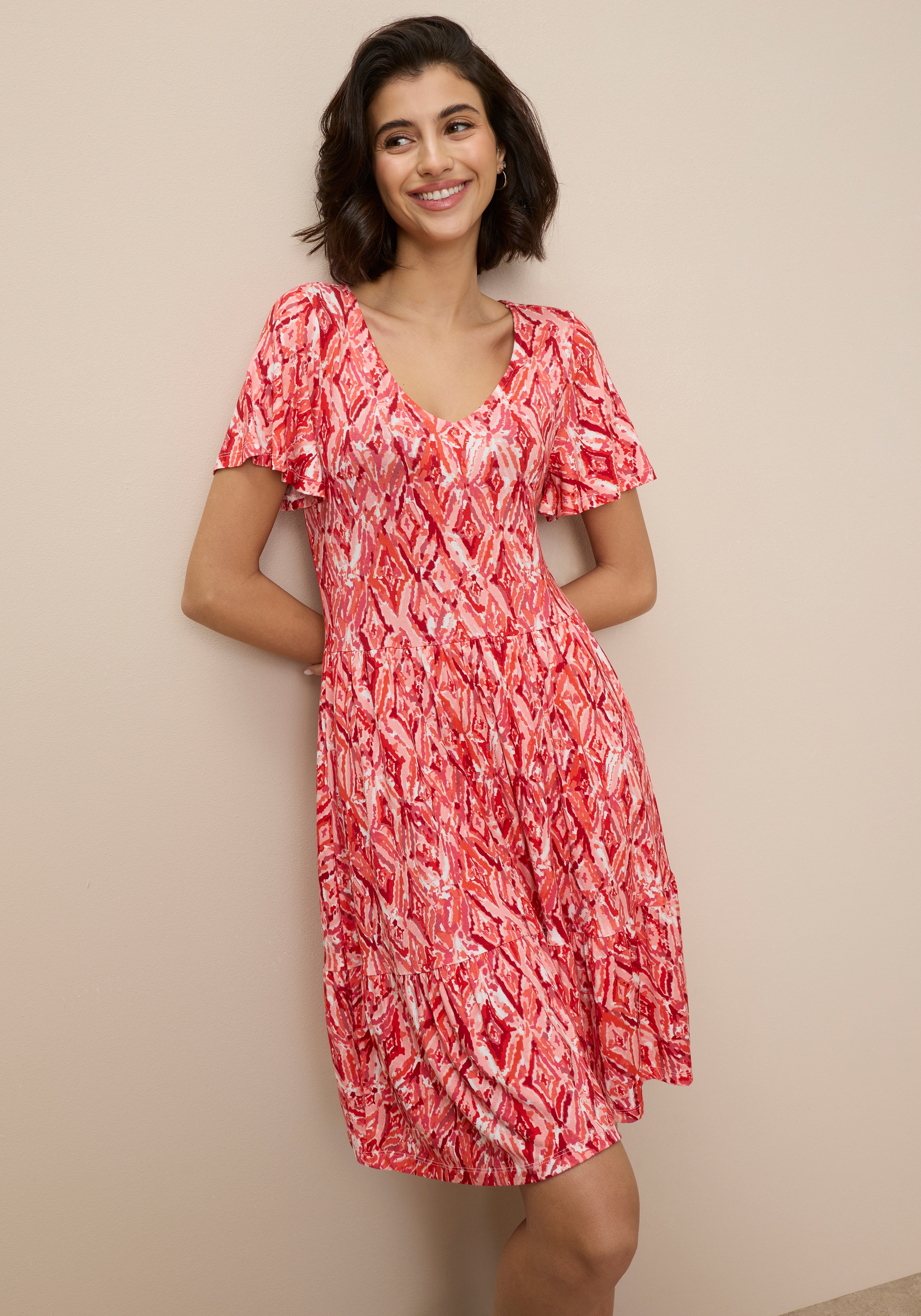 Tamaris Jerseykleid "mit figurumspielender Silhouette, leichtem Tragegefühl" mit femininen, verspielten Design, aus elastischer Viskosemischung
