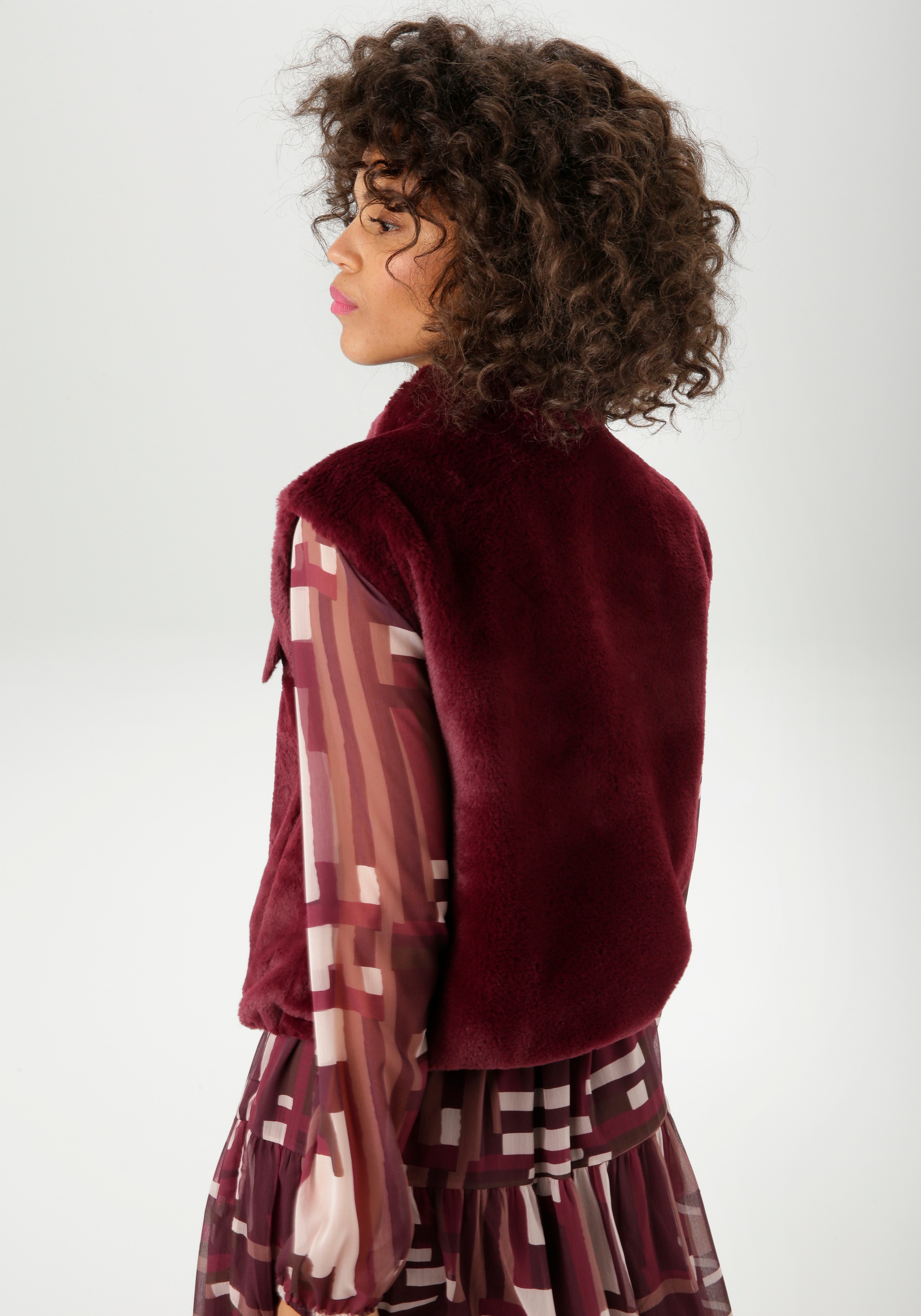 Aniston CASUAL Plüschweste in trendiger Farbpalette günstig online kaufen