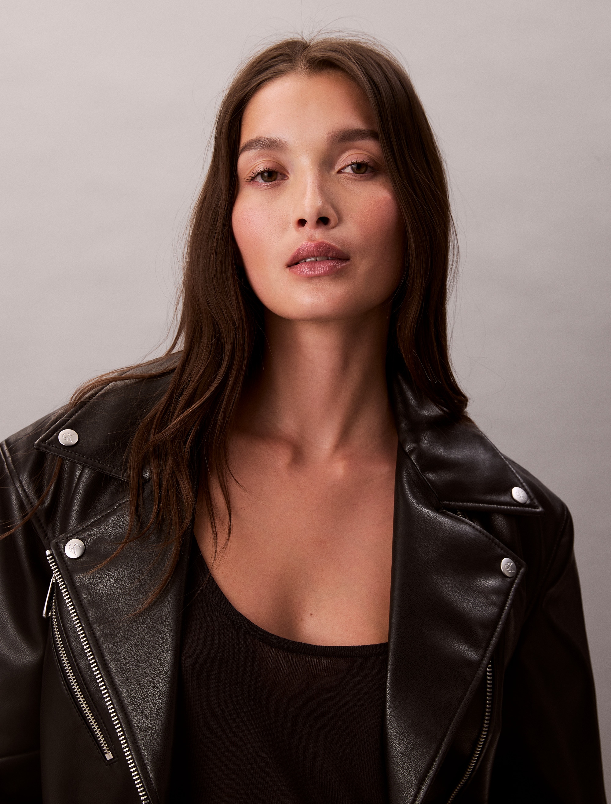 Calvin Klein Jeans Lederimitatjacke »FAUX LEATHER MOTO JACKET W/BELT«, ohne Kapuze, Mit V-Ausschnitt