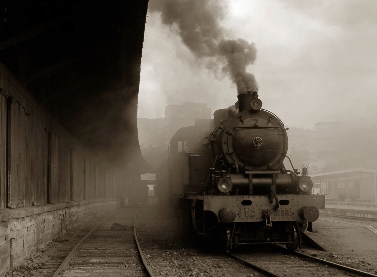 Fototapete PAPERMOON "Alter Zug Grau", bunt, B:4m L:2,6m, Vlies, Tapeten - B/L: 4m x 2,6m, Bahnen: 8 Stk.