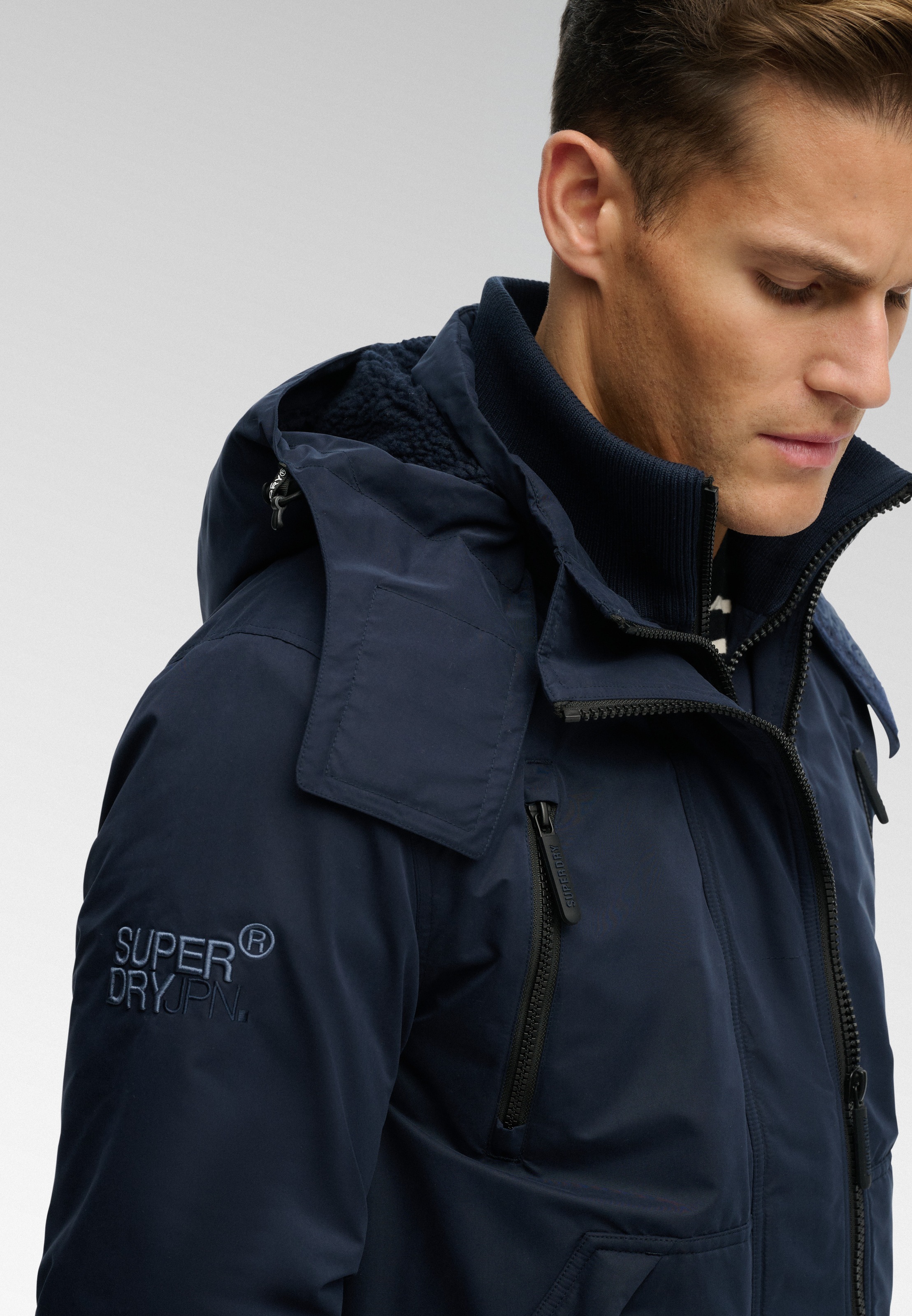 Superdry Outdoorjacke »HOODED MF ARCTIC WINDCHEATER« mit Kapuze Kunstfaser, loose fit