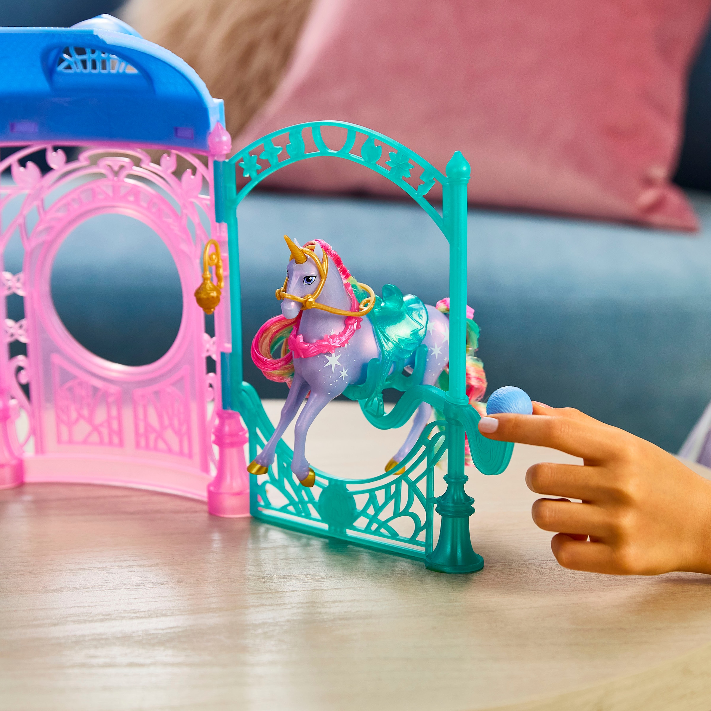 Spin Master Anziehpuppe »Unicorn Academy - Stall Starglow Fountain & Stable«, mit Licht und Sound