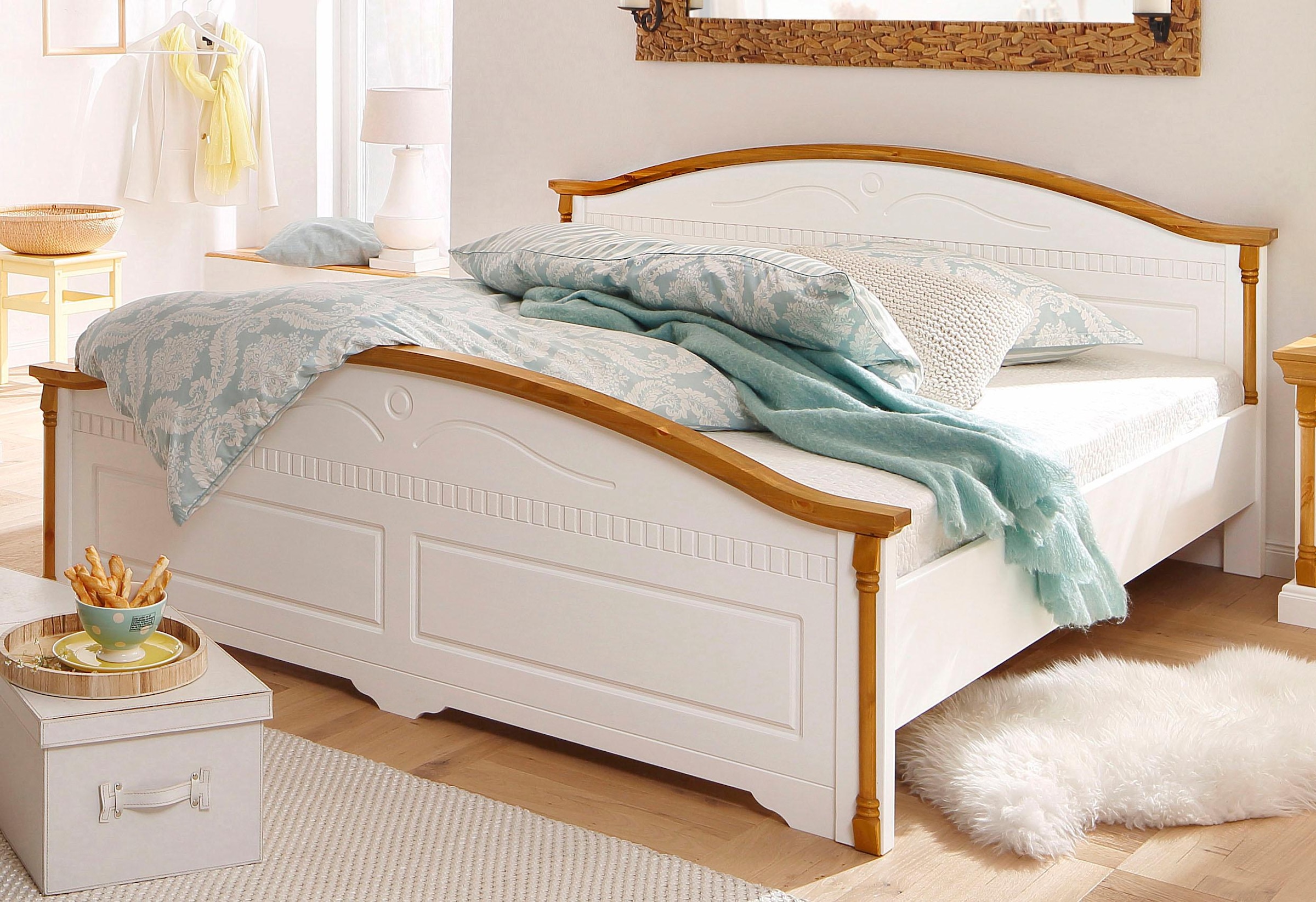 Home affaire Massivholzbett »Graz, hohe Belastbarkeit, klassischer Landhausstil, FSC® zertifiziert«, (Breite/Belastbarkeit 180cm/220 KG, 90cm/=120KG), mit dekorativen Fräsungen, inklusive Lattenrost