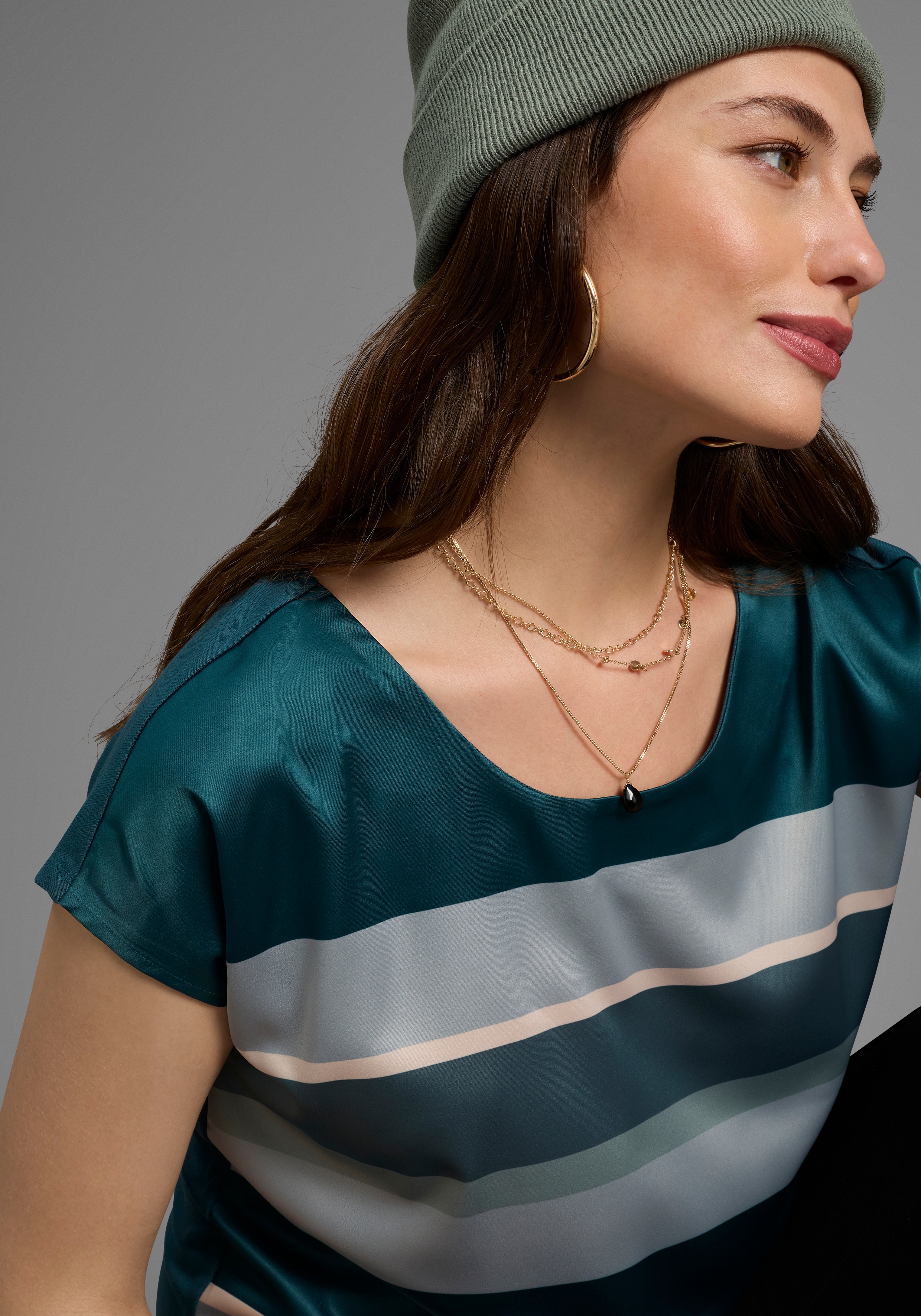 Thumbnail - Laura Scott in modischem Streifen-Design