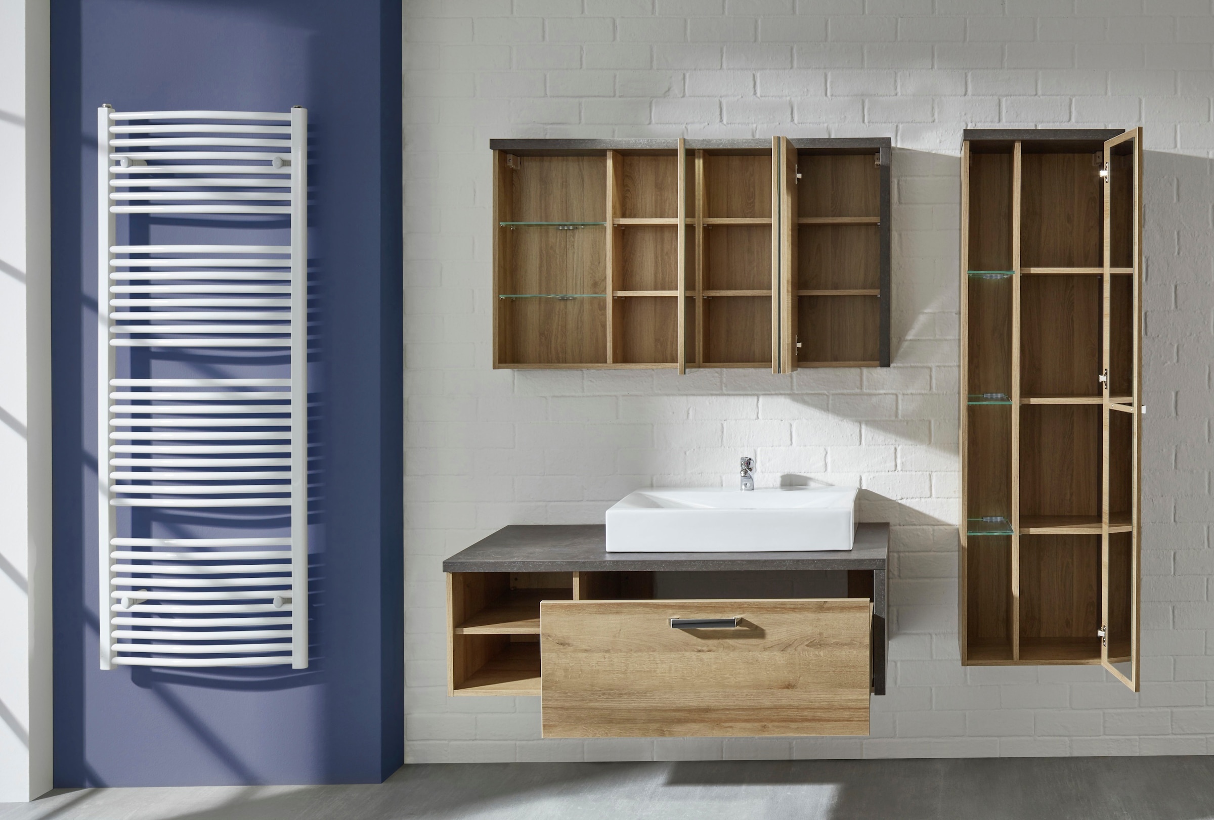 welltime Spiegelschrank »Bilbao«, Badezimmerschrank mit 2 Glasböden und 9 Fächern - (B/T/H) 123/18/71 cm