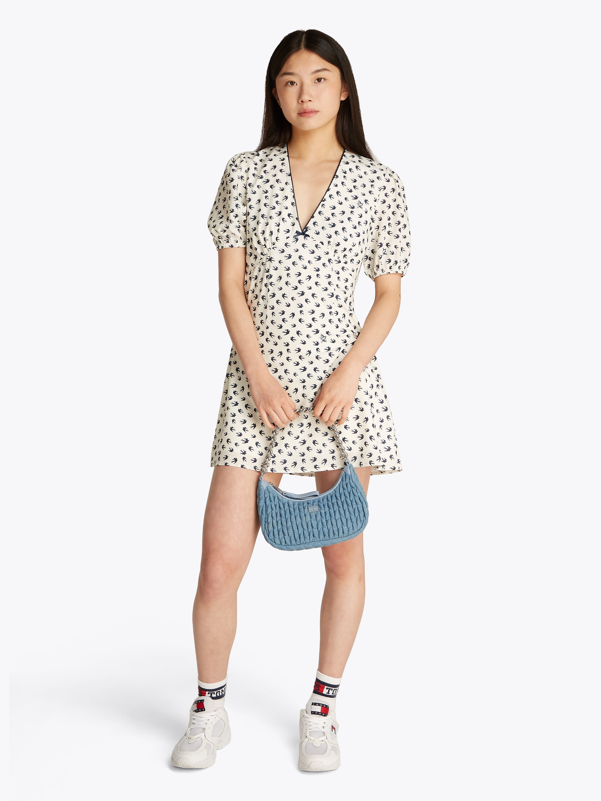Tommy Jeans Umhängetasche »TJW ICONIC SHOULDER QUILTED«, Damen Schultertasche, Tragetasche mit Zierketten-Henkel
