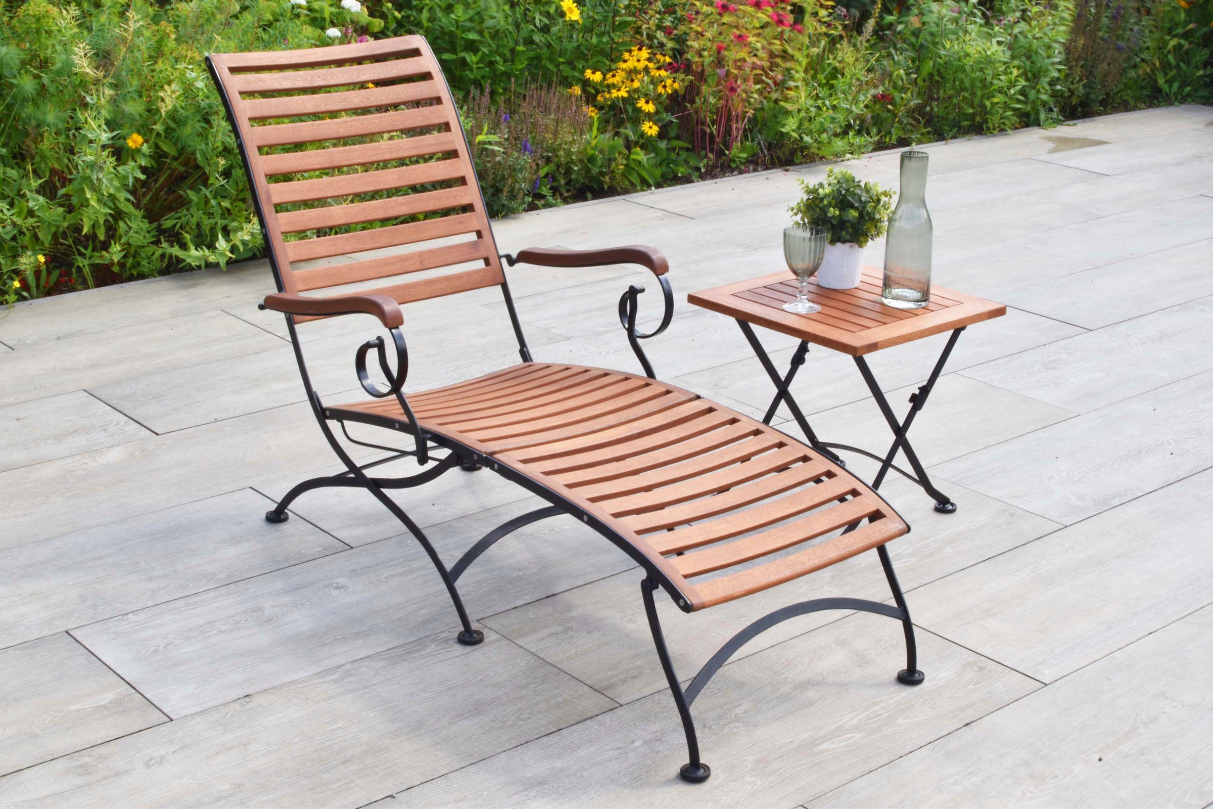 MERXX Gartenliege »Schlossgarten« ergonomisches Design, mit Bodenschonern ausgestattet, inkl. Hocker