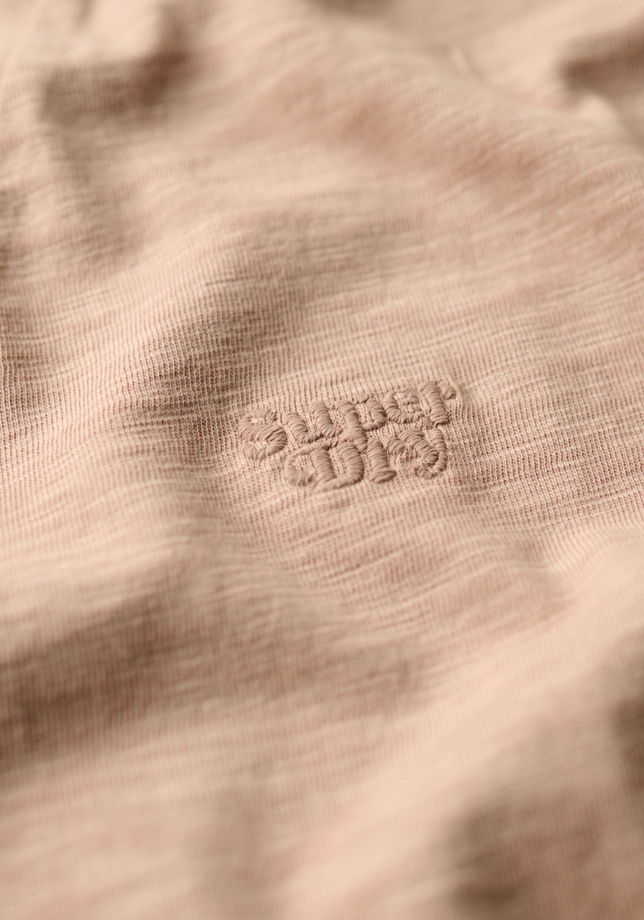 Superdry V-Shirt »STUDIOS SLUB EMB VEE TEE«, strukturiertes T-Shirt mit V-Ausschnitt und Stickerei