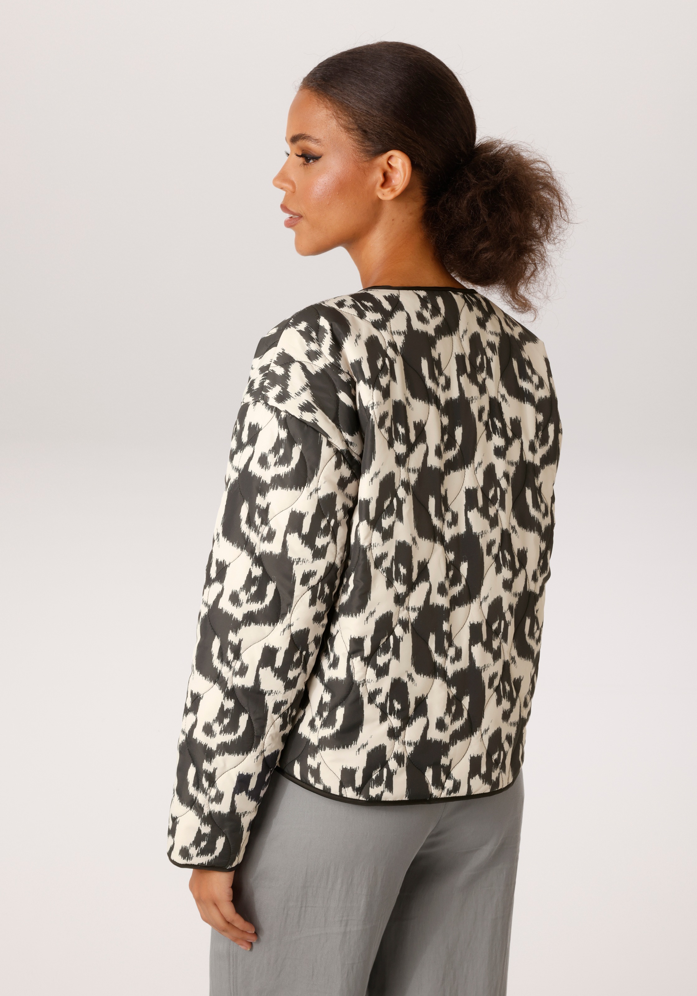 Aniston CASUAL Steppjacke mit extravagantem, grafischen Muster - NEUE KOLLE günstig online kaufen