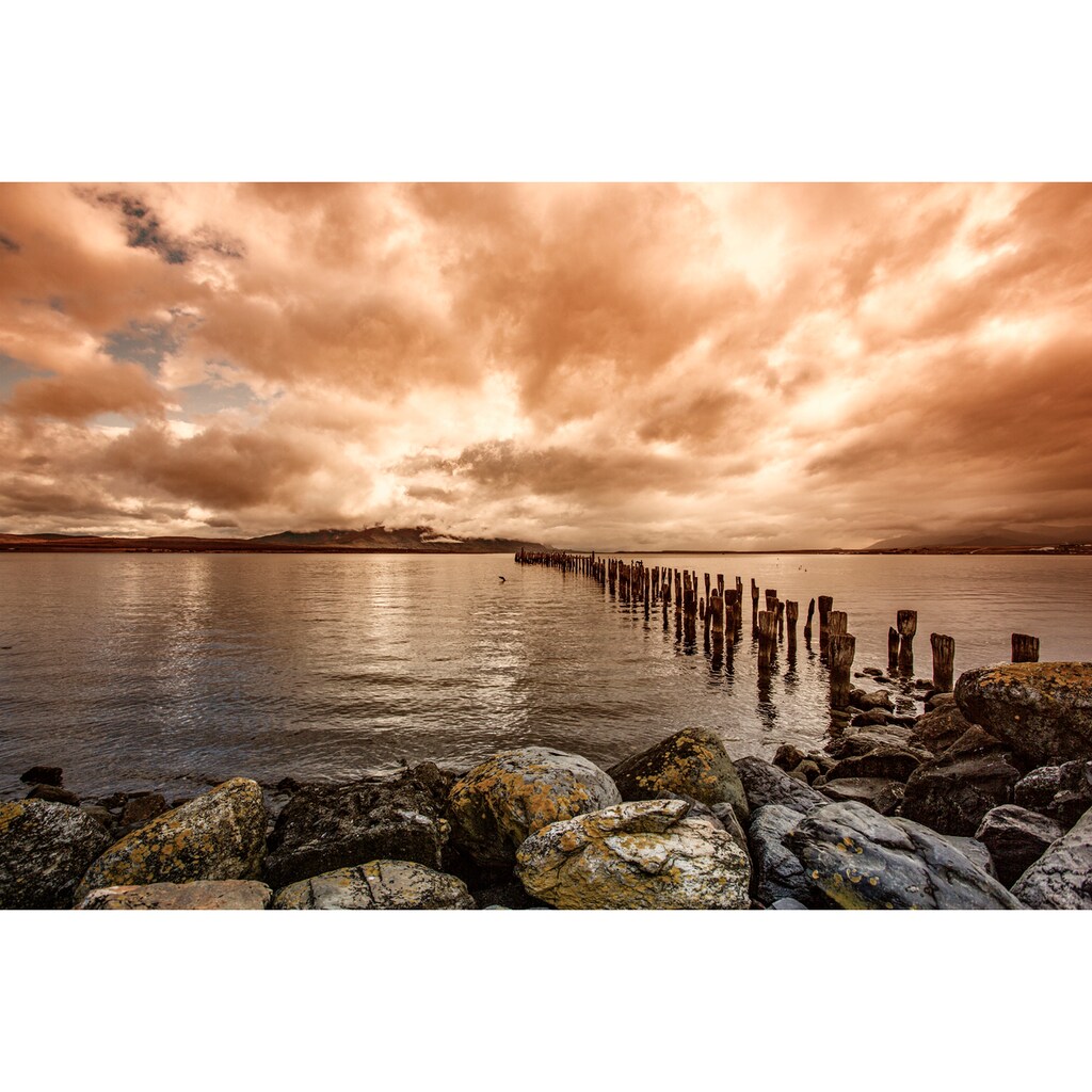 Papermoon Fototapete »HOLZ-BRÜCKE-ALT PUERTO NATALES INSEL PIER STEG MEER SEE«