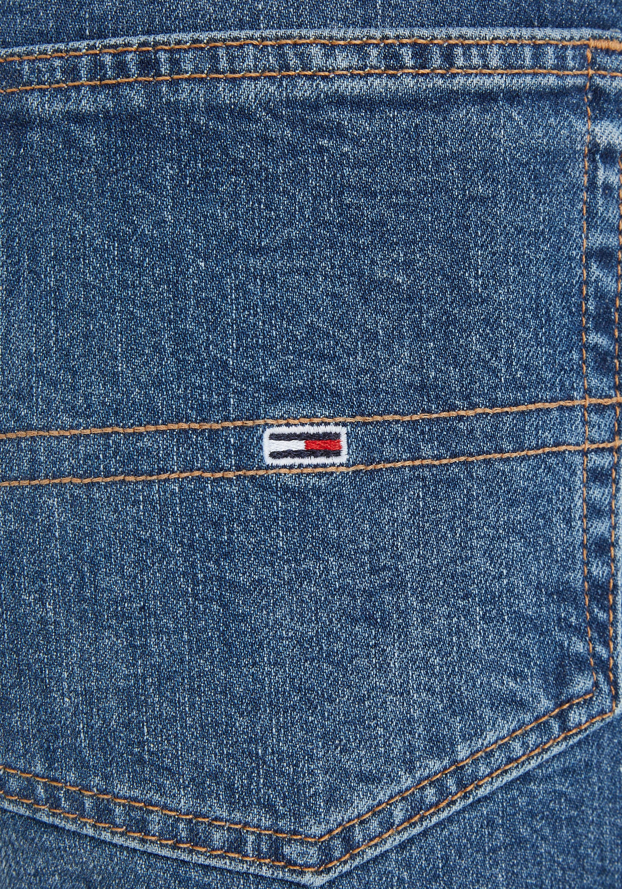 Tommy Jeans Mom-Jeans »MOM JEAN UHR TPR CG5136«, mit Logobadge und 