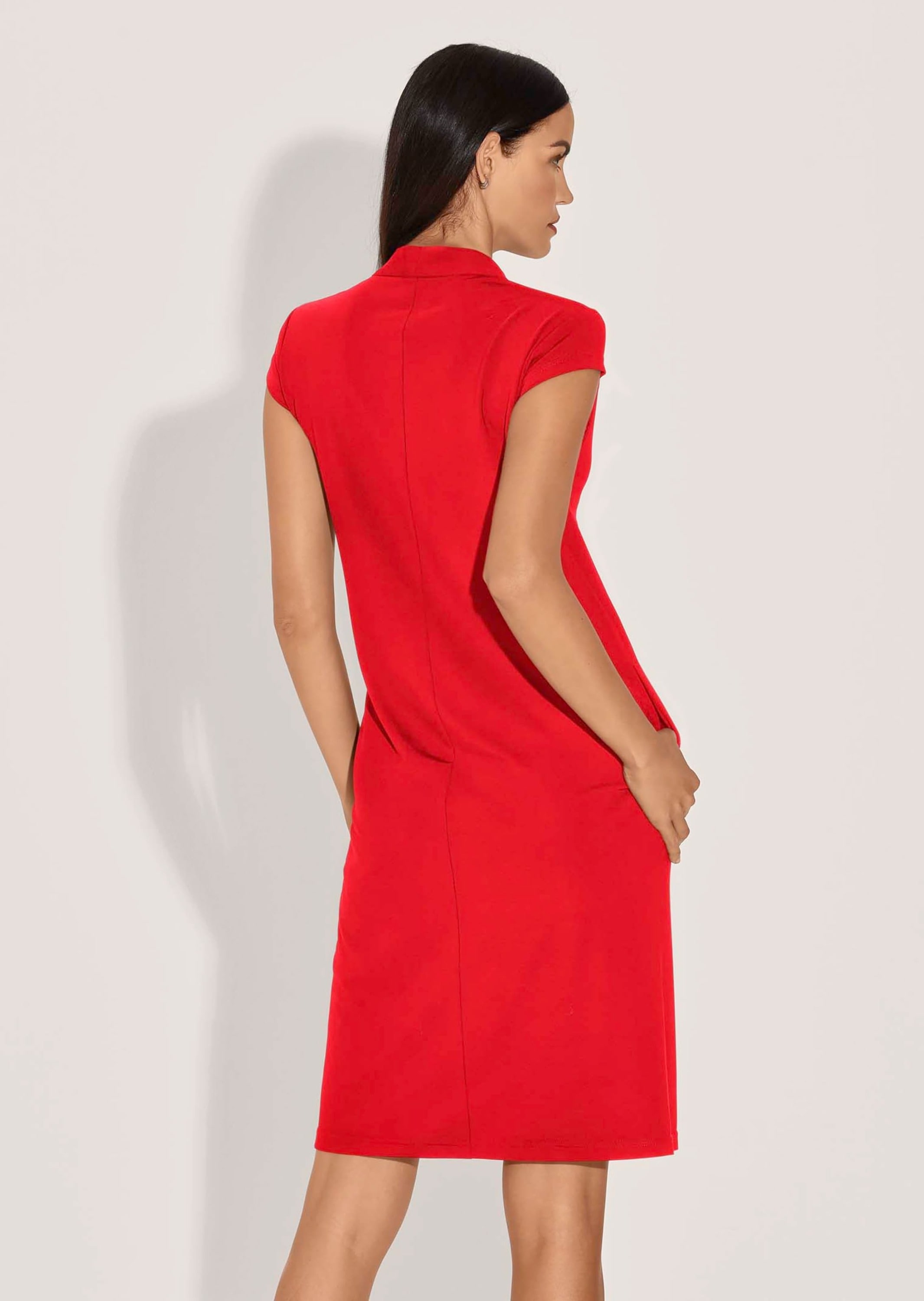 MADELEINE Sommerkleid »Kleid Etui-Kleid mit V-Ausschnitt und kurzen Ärmeln«