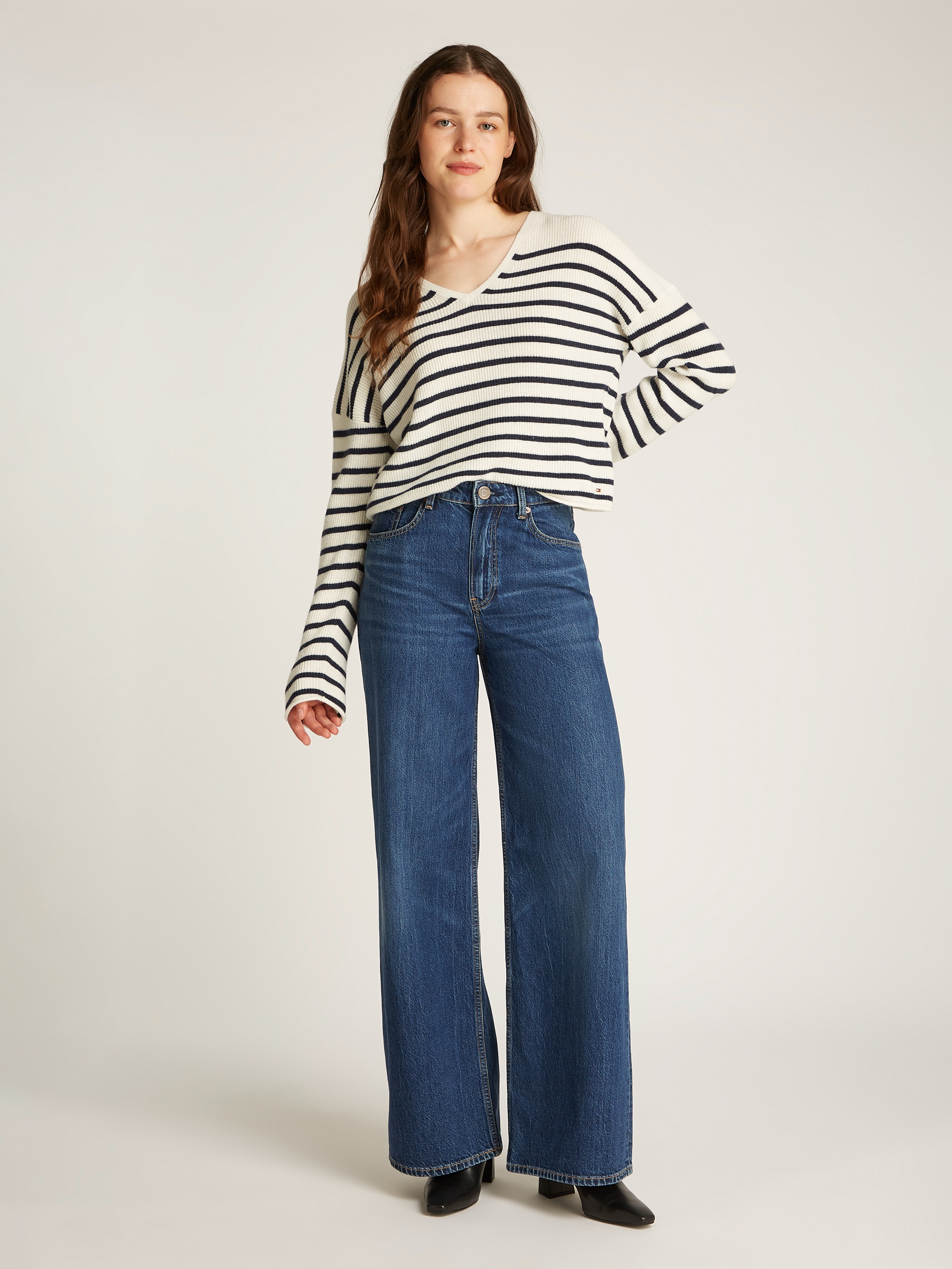 Tommy Hilfiger Weite Jeans »WIDE LEG HW LOU«, mit Logo-Badge, mit Nieten, mit Bügelfalten