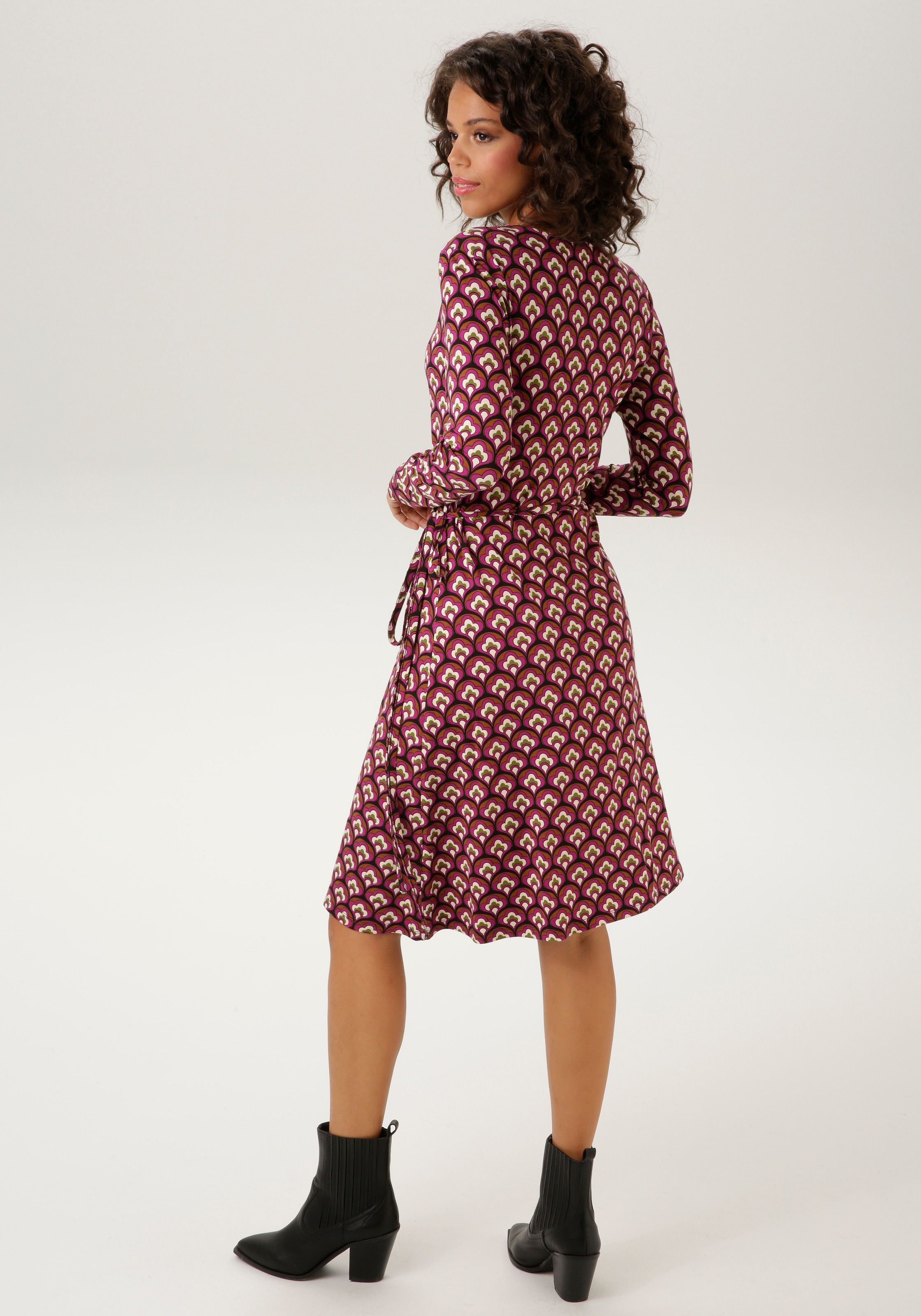 Aniston CASUAL | trendfarbenem BAUR Wickelkleid, mit NEUE für - Retrodruck KOLLEKTION bestellen