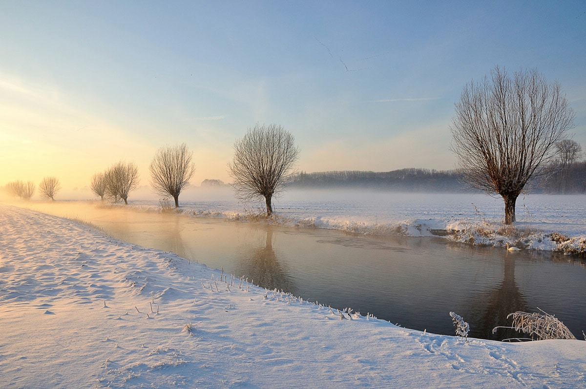 Papermoon Fototapete »Fluss in Winterlandschaft«