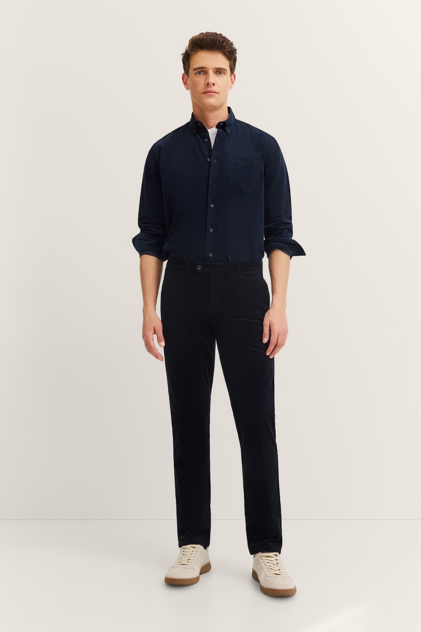 Cordhose BUGATTI "Modern Fit", Herren, Gr. 32, Länge 32, blau (390, marine), 77% Baumwolle, 22% Lyocell, 1% Elasthan, unifarben, normal, Hosen Cordhose, mit Soft Touch & Stretch-Komfort 3