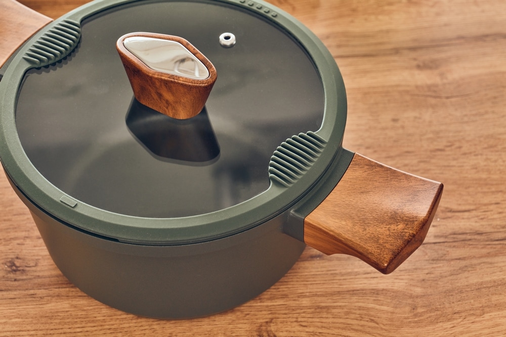 RESTO Kitchenware Kochtopf »Sadr, Bratentopf antihaftbeschichtet, im Geschenkkarton«, Aluminiumguss, (2 tlg.), inkl. Glasdeckel mit Silikonrand und integrierten Abgießlöchern