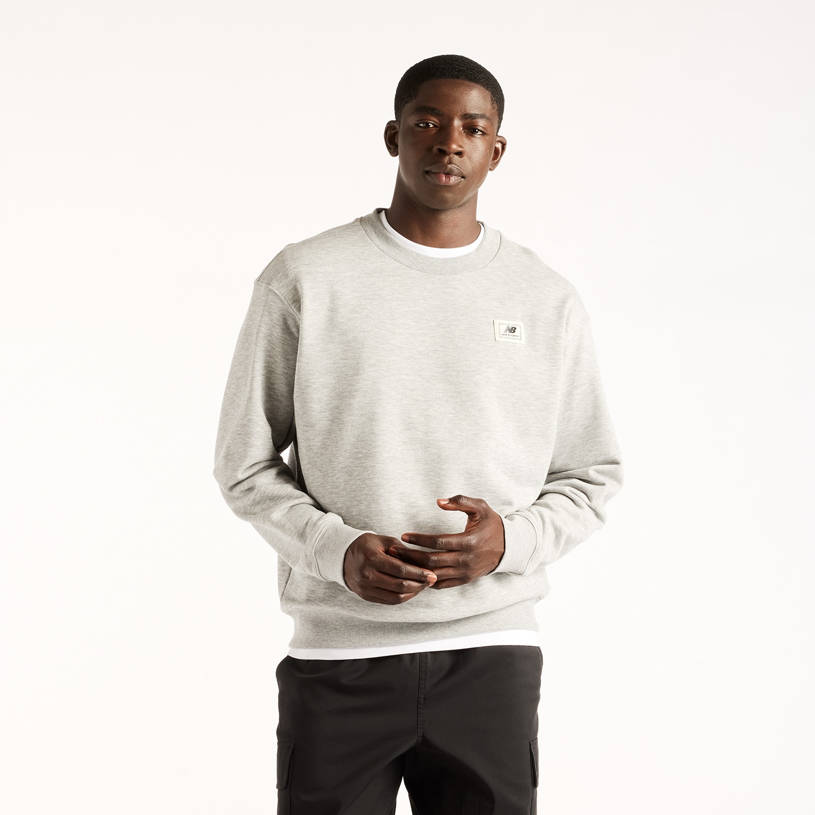 New Balance Sweatshirt »WOVEN LABEL CREW«, klassischer Schnitt, mit Grafik-Print auf dem Rücken
