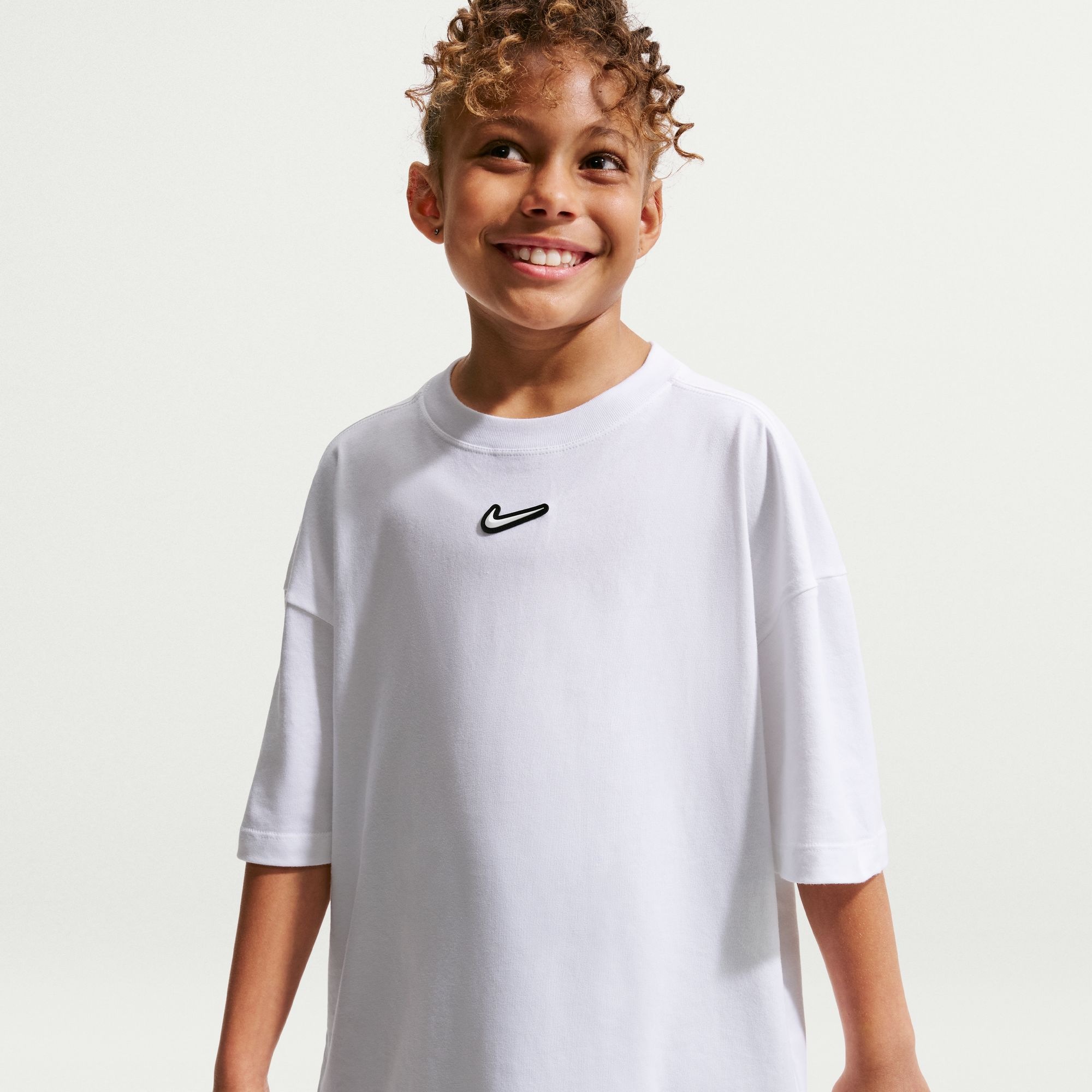 Nike Sportswear T-Shirt »G NSW TEE OS STREET VERT WINGS« für Mädchen und Jugendliche