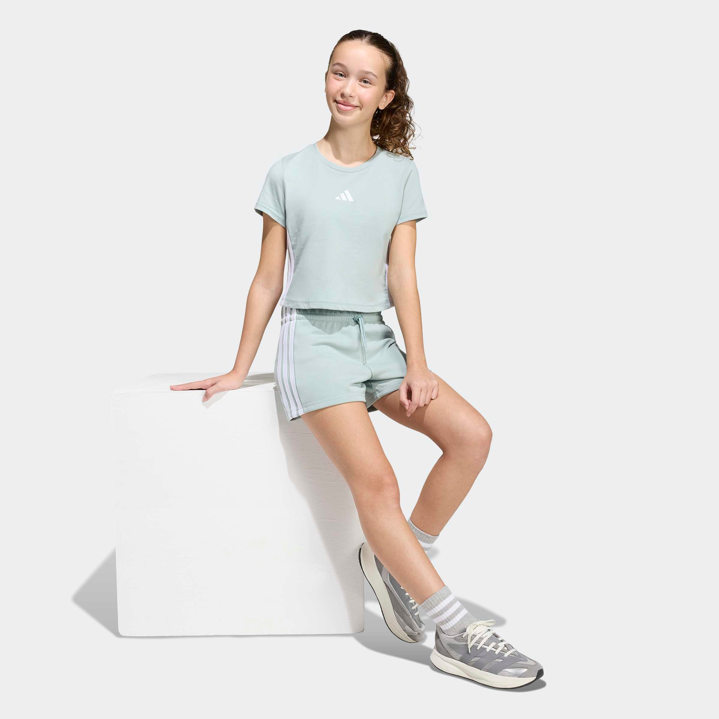 adidas Sportswear Shorts »ESSENTIALS KIDS«  für Kinder und Teens, sportlicher Look mit 3-Streifen
