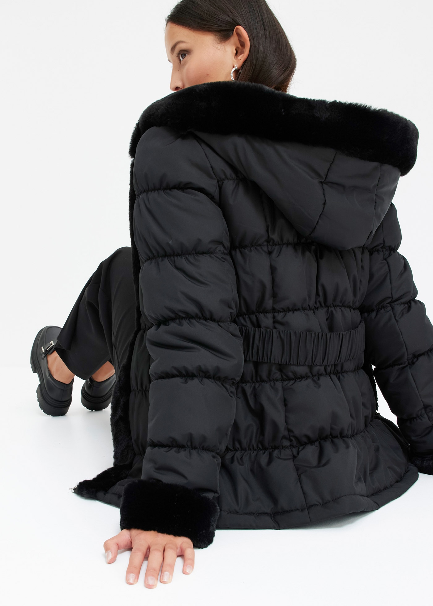 bonprix Steppjacke mit Kapuze Winterjacke mit Kapuze und Fellimitat