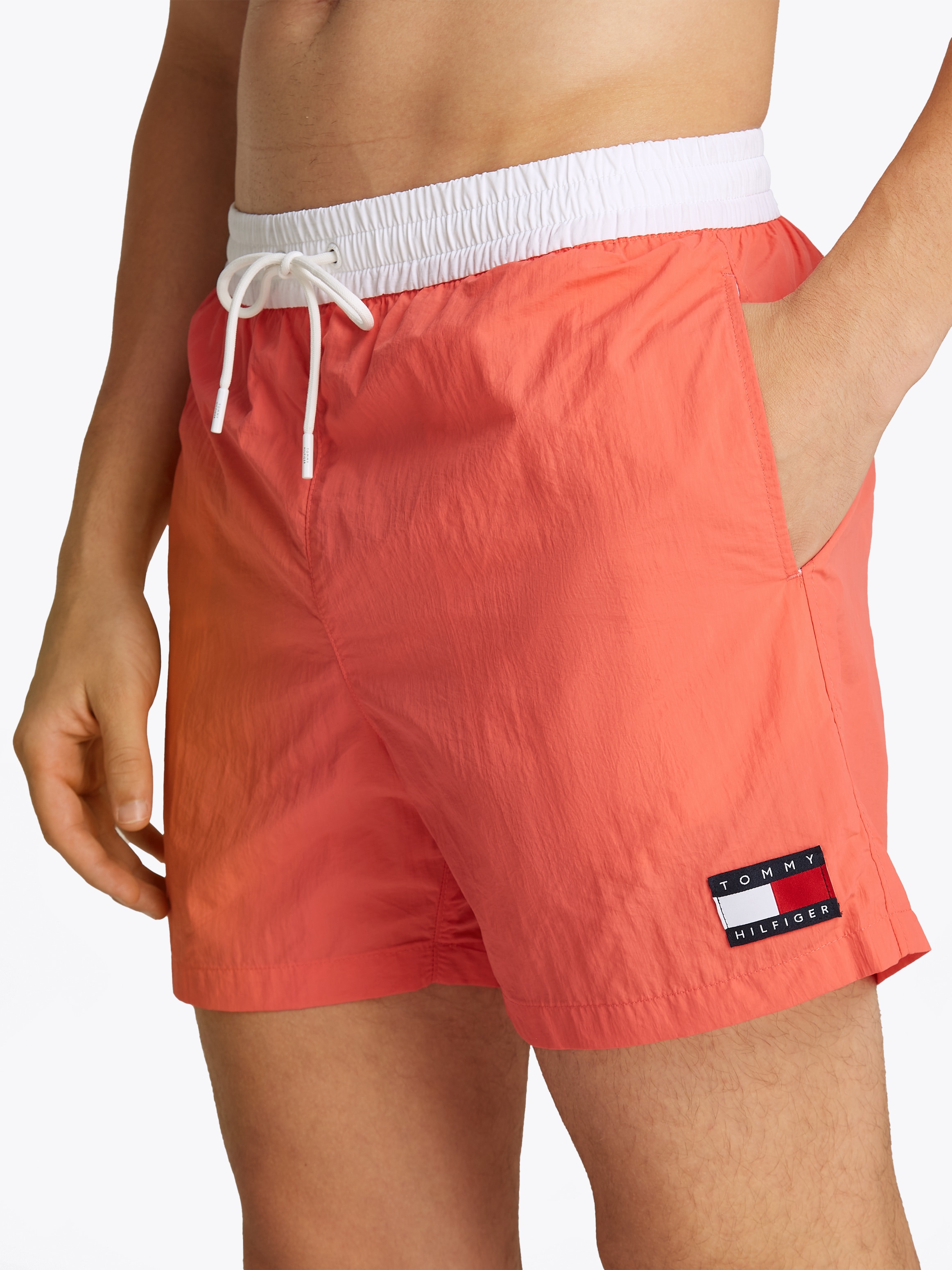 Tommy Hilfiger Swimwear Badeshorts »MEDIUM DRAWSTRING«, mit Logo-Patch, mit kontrastfarbenem Bund