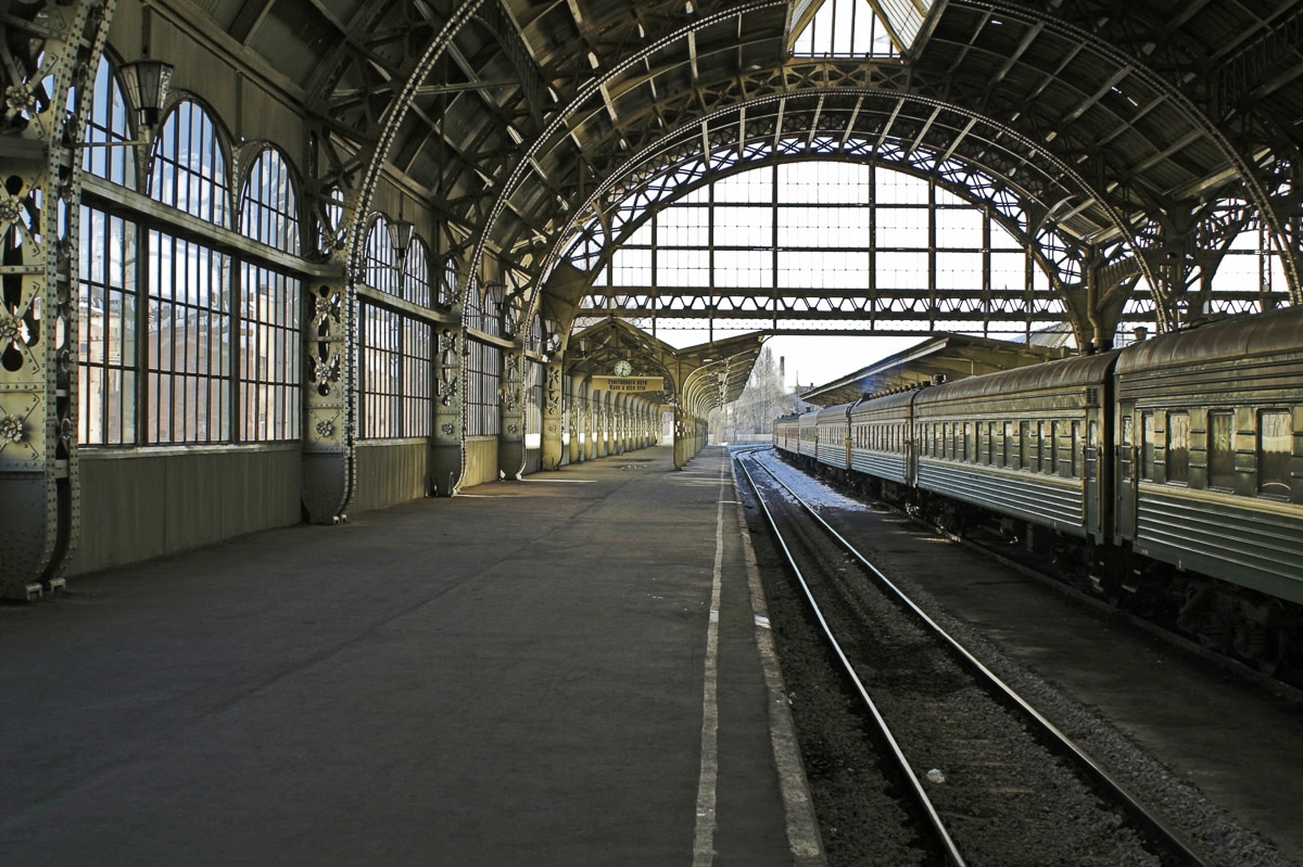 Papermoon Fototapete "Leerer Bahnhof"