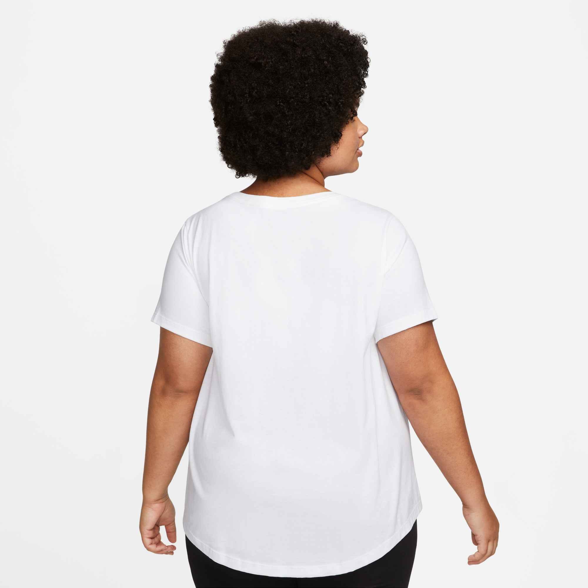 Nike Sportswear T-Shirt »CLUB ESSENTIALS WOMEN'S T-SHIRT (PLUS SIZE)« etwas weiterer Schnitt, kürzere Länge am Body, sportlicher Stil