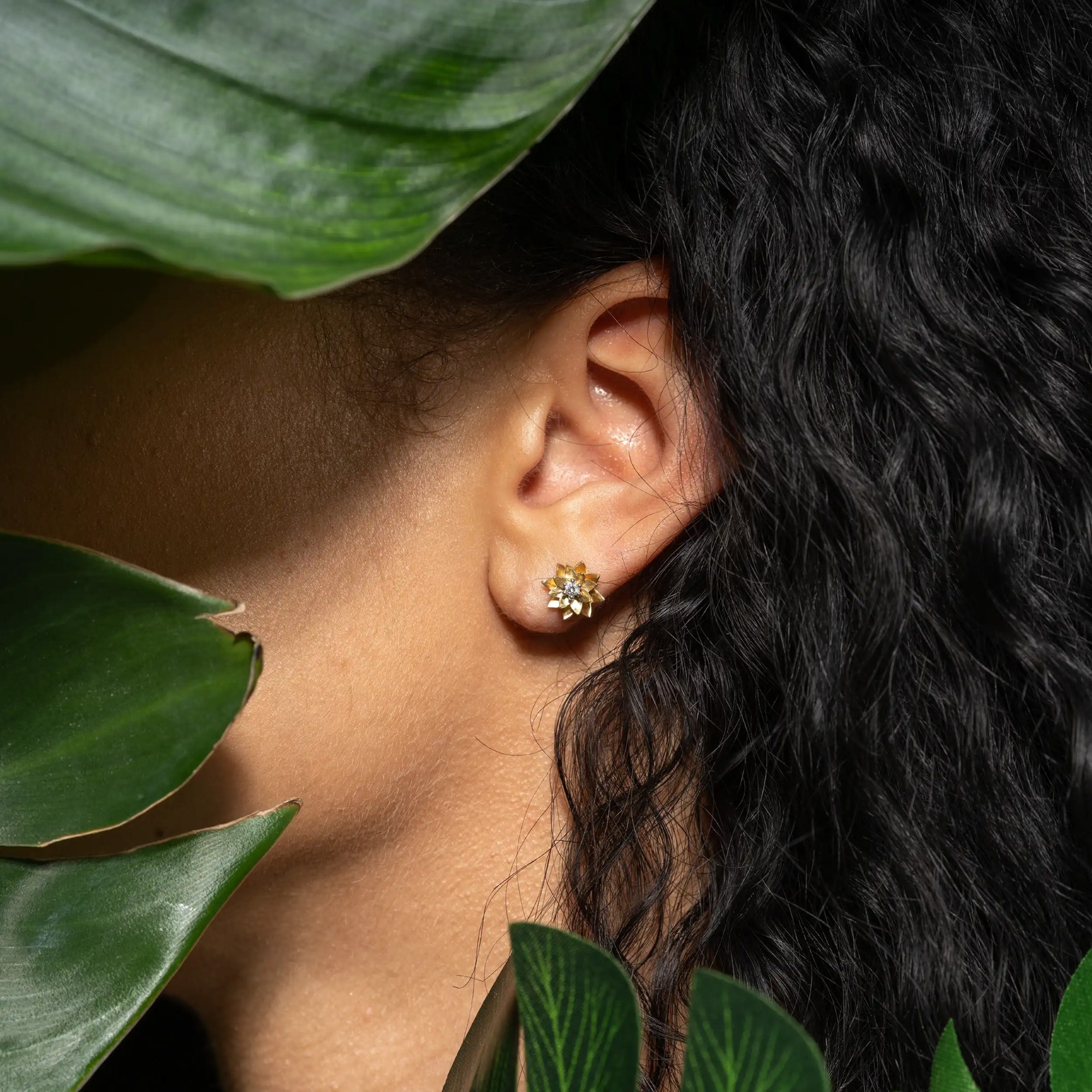 LYOMI Paar Ohrstecker »585/- GG/WG Lotusblüte 2 synth. Diam. 0,06ct.«